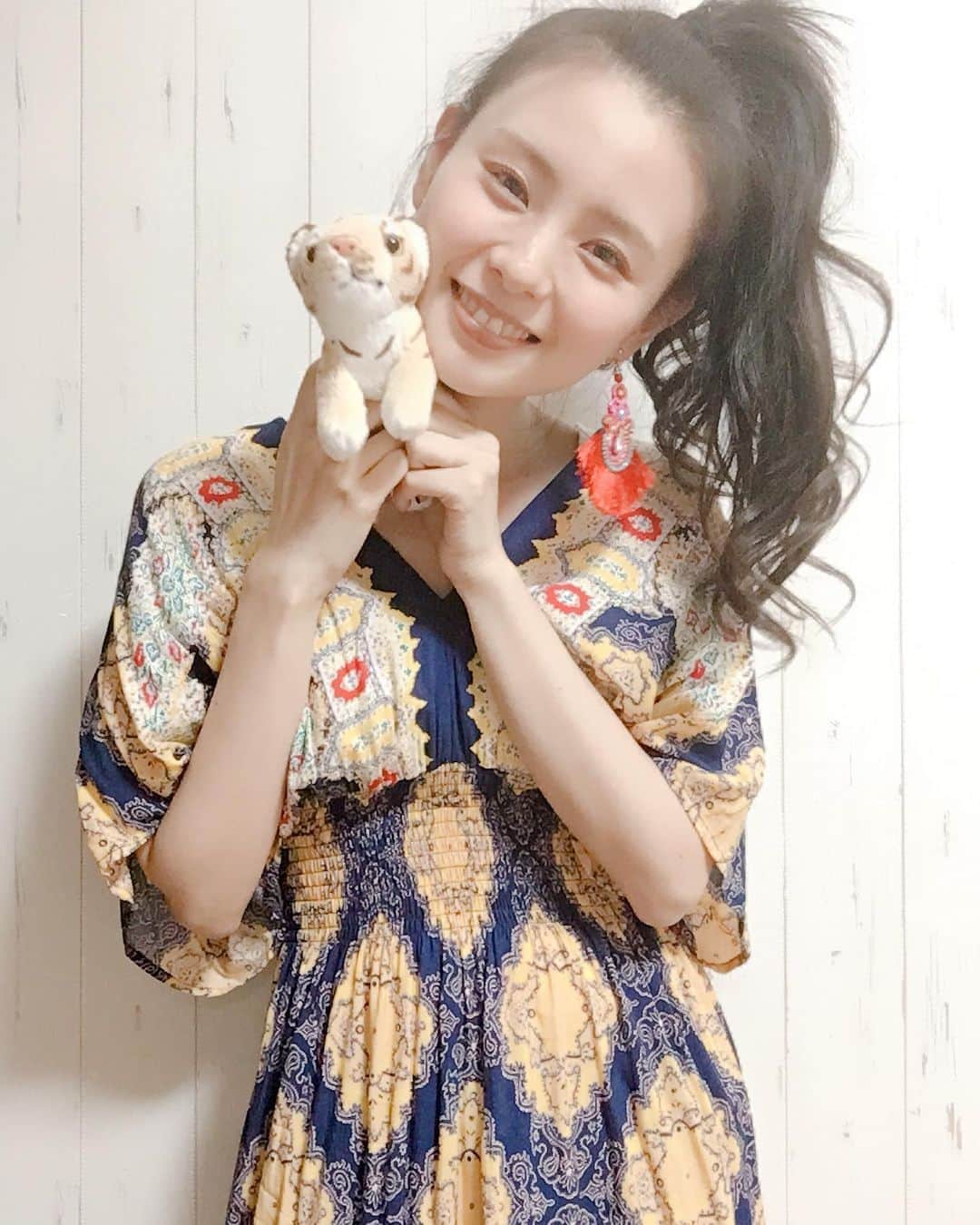 朝見心のインスタグラム：「(∵)﻿ ﻿ 今日もありがとうございました！！！﻿ ﻿ 4月から1ヶ月半ほど﻿ インスタライブを通してコミュニケーションを﻿ とっていただきありがとうございました﻿ ﻿ 真っ暗配信から﻿ 手持ちブレブレ配信から﻿ 動画音声ズレズレ配信まで﻿ ﻿ たくさんのコメントと﻿ 交流をありがとうございました﻿ ﻿ 改めて私は周りの皆さまに恵まれてるなぁと﻿ 嬉しかったです！﻿ ﻿ つたない配信を一緒に見届けて﻿ 応援して見守ってくださった皆様の寛大さに感謝﻿ ﻿ 1人で喋ることの難しさと同時に﻿ 楽しさも教えてくださってありがとう！﻿ ﻿ とりあえずお腹空いたのでご飯食べます！﻿ ﻿ 気温も上がったり下がったり大変やけど﻿ 身体気をつけてね！無理せずね！﻿ ﻿ 明日からも頑張りましょう！﻿ ﻿ みんなありがとうー＼(∵)／﻿ また会う日までー＼(∵)／☀︎﻿ ﻿ ﻿」