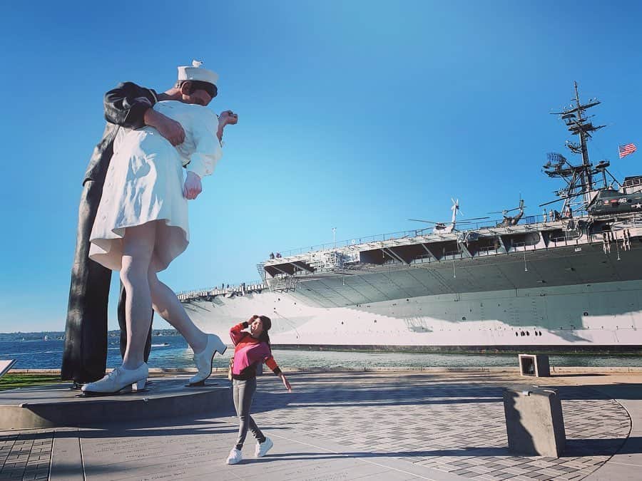 利咲さんのインスタグラム写真 - (利咲Instagram)「ある日の週末シリーズ（2018年のLA生活です）﻿ サンディエゴへ〜﻿ ミッドウェイ博物館へ行って来ました。﻿ 博物館というよりアメリカ海軍の航空母艦そのもの！﻿ とても大きくて広くて中身を見ることができて貴重な体験でした。﻿ ミッドウェイは第二次世界大戦後に就役して、ベトナム戦争、湾岸戦争へも参加し、日本は横須賀にも停泊していたそうで歴史を感じます。﻿ ﻿ インパクトのある恋人たちがキスをしている巨大な像は「20世紀のアメリカを語る一枚」の有名な写真を元に作られたそう✨﻿ Kissing statueと呼ばれているそうですが、正式な名称はUnconditional Surrender（無条件降伏）。　﻿ 第二次世界大戦の日本降伏のニュースを聞いて喜びの勝利のキスだそうです。﻿ Kissing the War Goodbyeという別名の類似写真のタイトルもついているのでそういうことだと思います。﻿ 1945年、8月14日。日本とアメリカの切っても切り離せない関係性がありますね。 ﻿ ﻿ その像について調べていて話はそれましたが﻿ 友達と行ったのでとにかく楽しかったですよ💓﻿ ﻿ ﻿（みんなで撮った写真がバグる…😭元データが消えててない） ﻿ . . . . One Day Weekend Series (in 2018 my LA Life)﻿ To San Diego ~﻿ I went to the Midway Museum.﻿ Rather than a museum, the US Navy aircraft carrier itself!﻿ It was a great experience because it was very large and wide and I could see the contents.﻿ It seems that Midway was commissioned after World War II, participated in the Vietnam War and the Gulf War, and that Japan was also anchored in Yokosuka.﻿ ﻿  It seems that the huge statue of lovers with impact kissing was made based on the famous picture.﻿ It is called Kissing statue, but the official name is Unconditional Surrender. ‥﻿ It is said that it is a kiss of joy victory when hearing the news of Japan's surrender in World War II.﻿ I think that's because there is a similar photo title called “Kissing the War Goodbye.”﻿ August 14, 1945.  There is an inseparable relationship between Japan and the United States. ﻿ ﻿  I was researching the image.﻿ I went with my friends so it was really fun 💓﻿ ﻿ ﻿ #LA #UCLA #LAlife #losAngeles #US #USA #studyabroad #2018 #universitystudent #university #college #student #schoollife #UCLAextention #abbottkinney #santamonica #november #December  #ロサンゼルス #memory #LA生活 #サンディエゴ #sandiego #sanfrancisco #Midway #USSmidway #SavetheKissstatue #UnconditionalSurrender #KissingStatue #VJDayinTimesSquare」5月24日 21時30分 - himeringo908