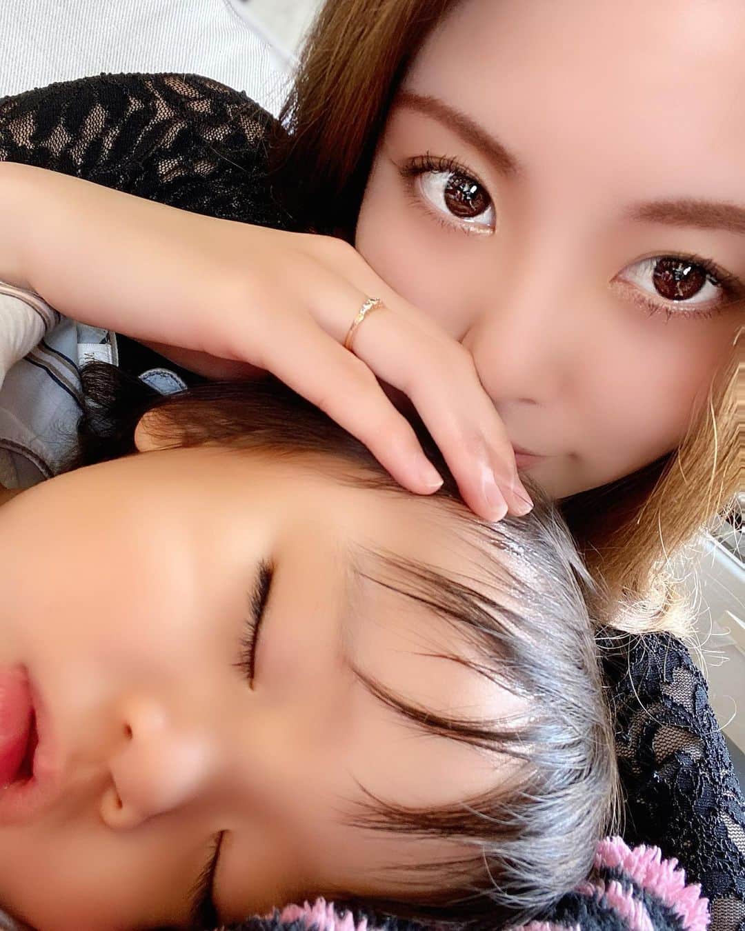 Momoeのインスタグラム：「これ撮った後に みよが汗だくなことに気づいた😰 （抱っこで寝て10分） （私の手注目） （びしょびしょ） 最近お昼寝は抱っこで寝るのがブーム❤️ （腰が死ぬ） . .  #happy #家事 #育児 #family #家族 #boy #smile #男の子 #息子 #code #love #lucky #kids #子供 #thankyou #宝物 #ベビー #fashion #follow #boy #パパ #ママ #家族写真 #男の子ママ #赤ちゃん写真 #photo #子育て #1歳 #flower」