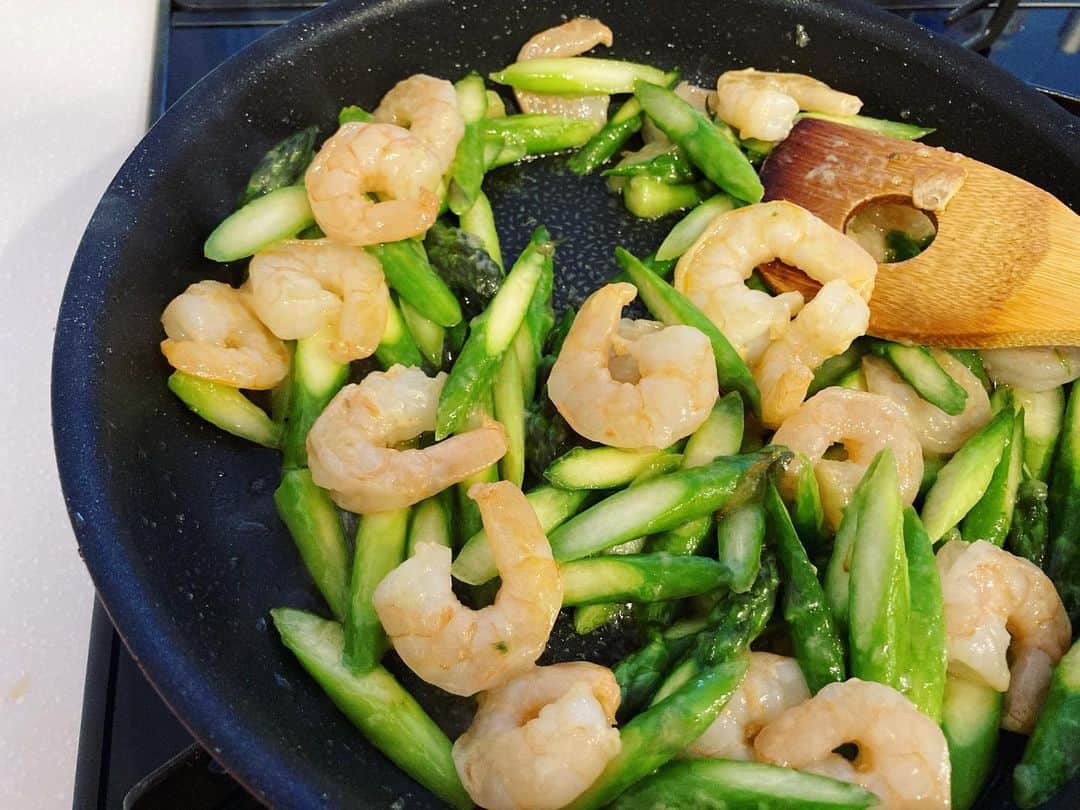 杜このみのインスタグラム：「ごま油とにんにくと塩胡椒で味付けした#海老とアスパラの塩炒め 美味しかったです♪ アスパラの時期ですね♪」