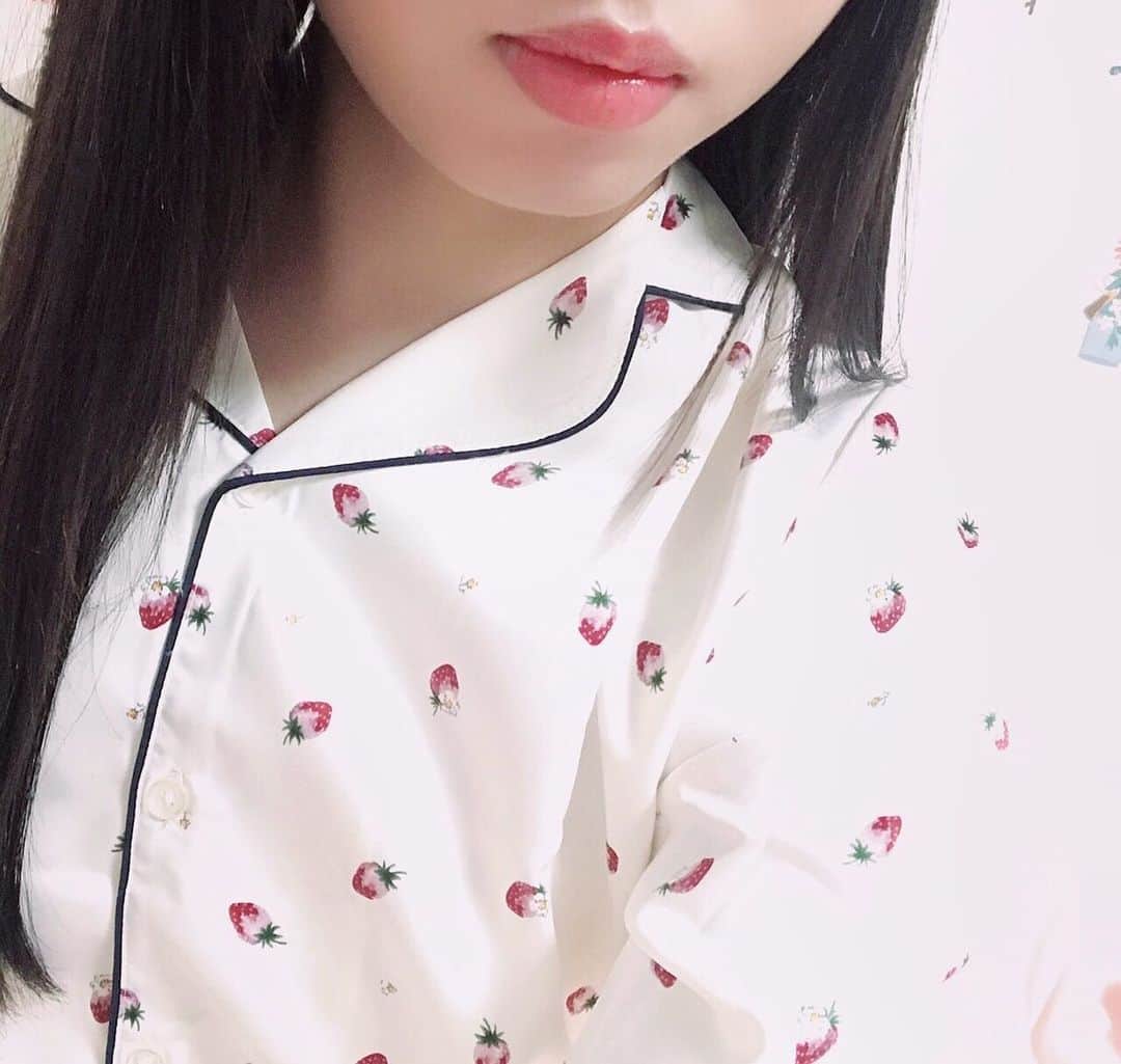 吉田万葉のインスタグラム：「🍓のパジャマ〜‪‪‪‪(๑´ڡ`๑) 欲しかったんですこれっ🤤  物撮りレベルup💐かな？笑 さくらんぼもまた今度、載せようかな〜‪︎❤︎ #いちご #パジャマ #jk #sjk #Instagram‪︎」