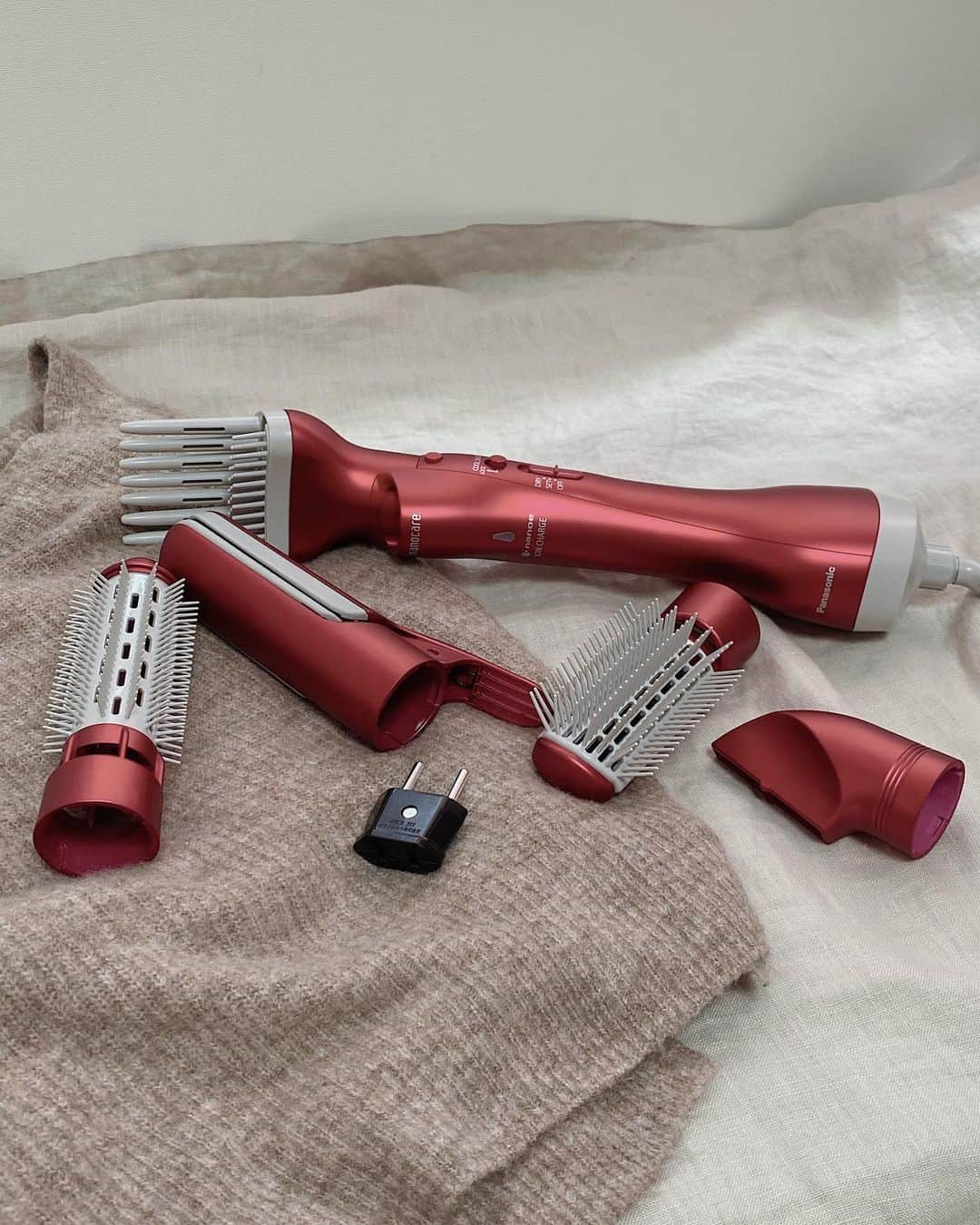 目見田早弥子のインスタグラム：「| 🌸 Panasonicのくるくるドライヤー ナノケア。 自分でブラシとドライヤーを持ってブローするのは なかなか難しくていつもただ乾かすだけになってしまうけど このドライヤーはサロンのようなブローが 自分でできてしまう優れもの。 サロンブラシを含めてアタッチメントは全部で5個あって 根元をふんわりと立ち上げてくれる ボリュームアップブラシもお気に入り。 海外でも使えるし変換プラグまで入っててビックリ。 今は旅行はできないけど またどこか行けるようになった時に これがあればものすごく便利だなあ🧳👏🏻 #パナソニックビューティ#パナソニックビューティ美容部#美容家電#PR#パナソニックビューティ社外美容部#くるくるドライヤーナノケア @panasonic_beauty」