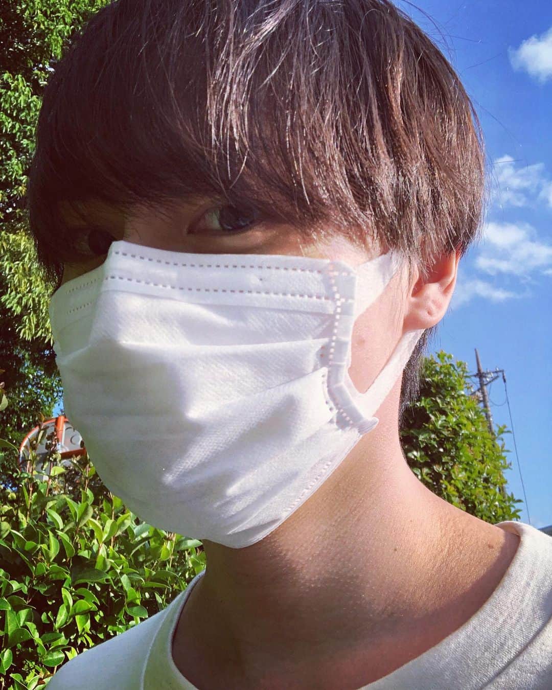 我妻佑磨のインスタグラム：「暑い😂😂#休日 #散歩」