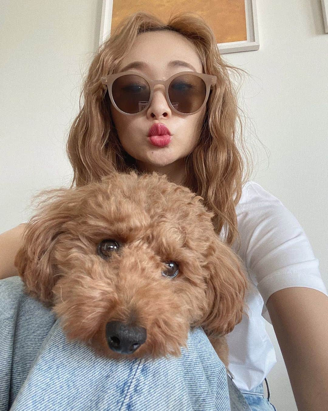 岩渕加恵さんのインスタグラム写真 - (岩渕加恵Instagram)「🐩 🧡 🐩 今密かに特訓してる巻き方〜✌️ww 自称 " トイプーヘア " と呼ぶっ😂 . ストレートアイロンでウェーブ作ってるんだけど 毛先の遊ばせ方が重要ポイント☝️ってことに気付いて 日々めっちゃ研究してる👩‍🔬💭笑 . 夏っぽい雰囲気でいいかんじ〜🌻🌈💕 #ヘアアレンジ #ウェーブヘア #ロングヘア #トイプーヘア」5月24日 21時42分 - kae0113