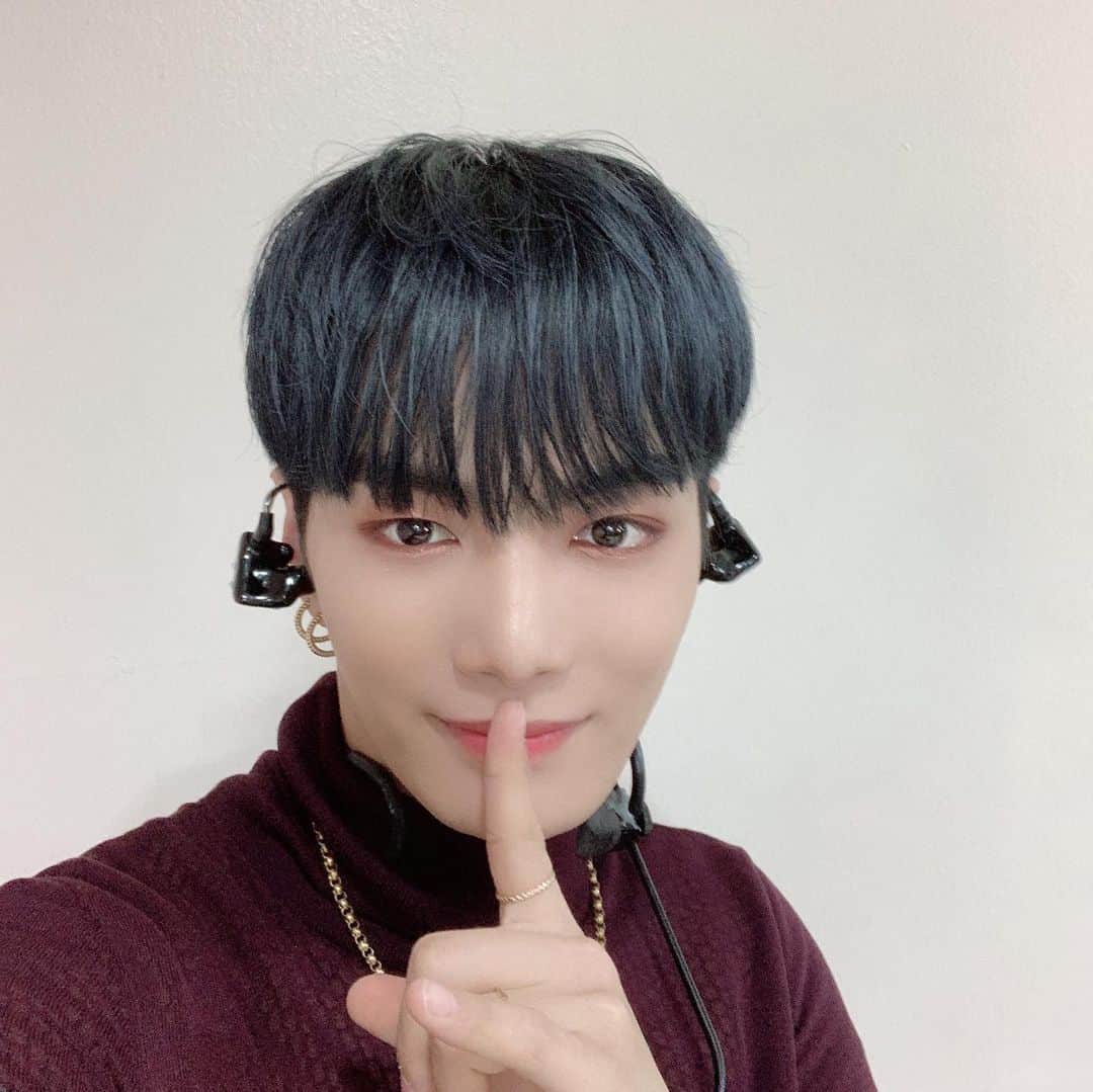 JR のインスタグラム：「쉿쫑 브이쫑 데헷쫑」