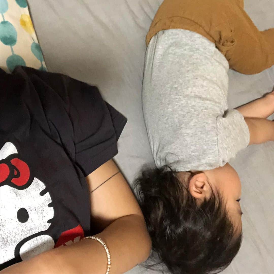 森本容子さんのインスタグラム写真 - (森本容子Instagram)「我が家の寝かしつけ、好きなようにさせておくと顔の上を通過したり、近付いてもくるけれど、だいたい離れて逆さまに寝る息子。 楽な様な、寂しい様な😅」5月24日 21時48分 - yocomorimoto