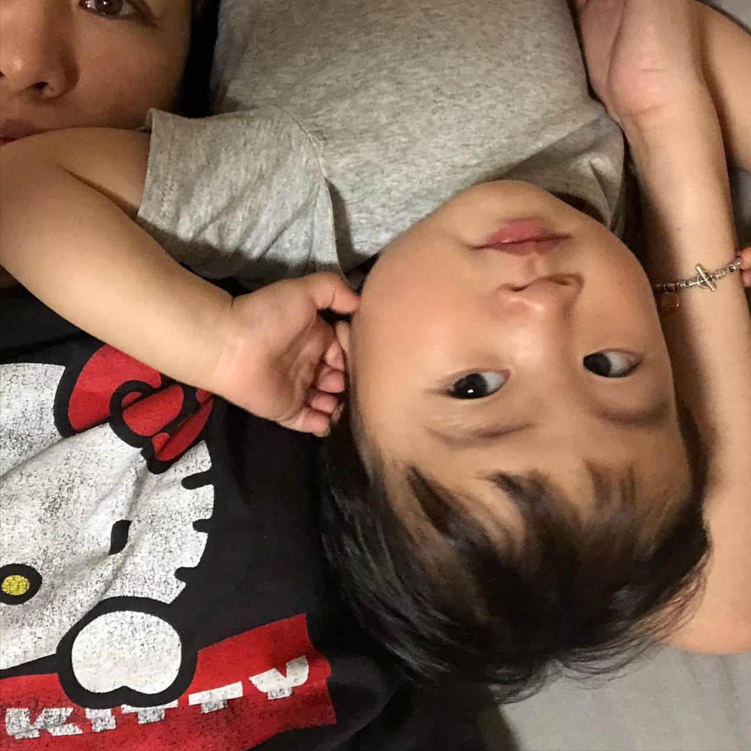 森本容子さんのインスタグラム写真 - (森本容子Instagram)「我が家の寝かしつけ、好きなようにさせておくと顔の上を通過したり、近付いてもくるけれど、だいたい離れて逆さまに寝る息子。 楽な様な、寂しい様な😅」5月24日 21時48分 - yocomorimoto