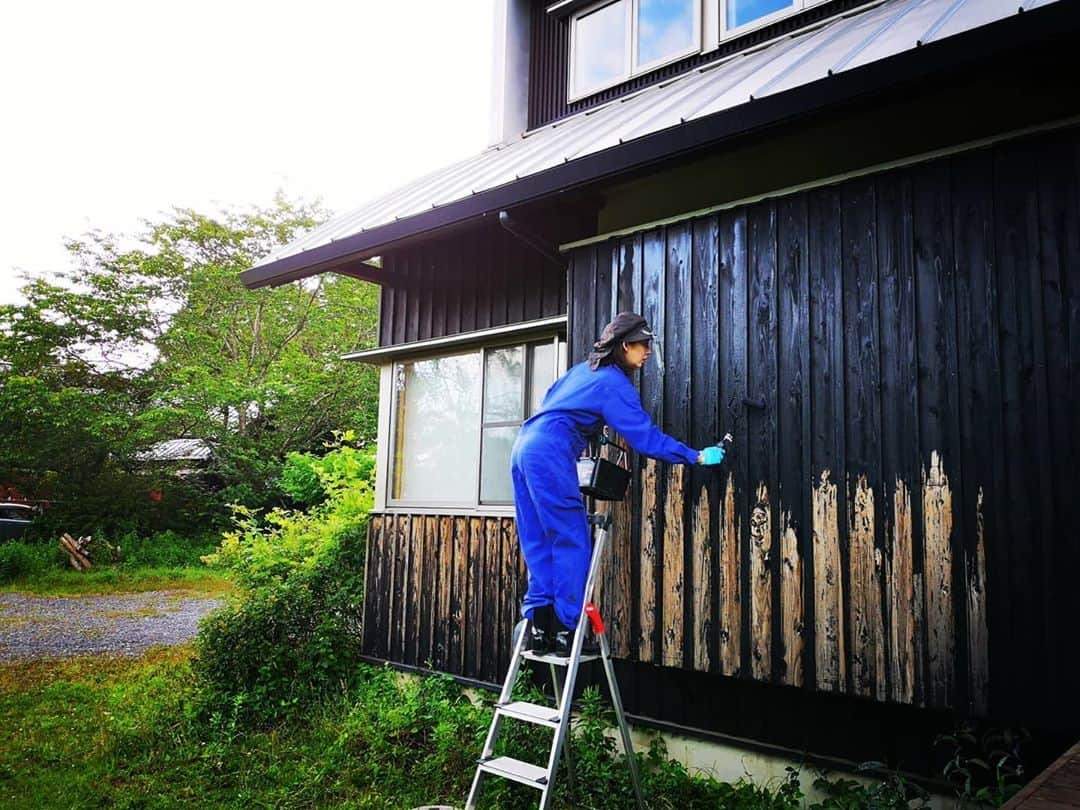 佐藤藍子さんのインスタグラム写真 - (佐藤藍子Instagram)「皆様、おこんばんみーです🍀  時間がある今、早いもので築10年が経った我が家の外壁を塗り塗りしました  周りから風で運ばれてくる砂で、かなり研磨されてしまった部分から始めました  思った以上にグングン吸い込んでいくので、二度塗りをしたり 意外と立体的なので、時間がかかりました  この作業、大好き😍 今週は、陽射しweekなので、熱中症に気を付けながら続けていきたいと思います👍  あ、そうそう！！ お弁当のフタを利用したフェイスカバー、よかったです！！ 身の回りにある物で工夫するのも、好きですw  #外壁塗り#キシラデコール#フェイスカバー#塗装#aikosato#佐藤藍子」5月24日 21時50分 - sato_aiko_official