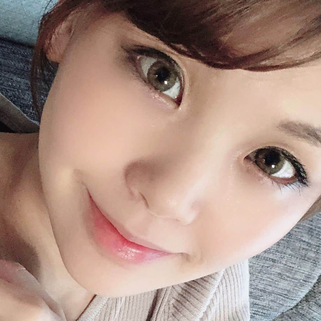 長谷川真美さんのインスタグラム写真 - (長谷川真美Instagram)「👀💕 #カラコンレポ ・ この写真の時の #カラコン は 「#蜜のレンズ」 の #韓国カラコン😊✨ ・ SNSで話題の #カンナロゼ で知られる #アイドルレンズ の新商品🙌❤️ ・ SOEKA EYEの コットンブラウンとミストグレーの 2種類をゲット‼︎✨ ・ ナチュラルなグレージュのふちと ゴールドブラウンが優しく馴染んで素敵💕 グレーもナチュラルなグレーで 裸眼に溶け込んで綺麗な瞳に👀❤️ ・ FDA承認又は韓国の医療機器品目許可を 取得した安全なカラコンだから 安心して使用できるのも良いよね🙌 ・ #mitunolens #カラコンレビュー #カラコン着画 #カラコン通販 #韓国 #韓国コスメ #コスメ好き」5月24日 21時53分 - maami.hase