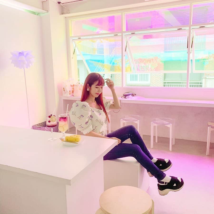 のインスタグラム：「. . 韓国カフェ🇰🇷 @__mongsang 💭 . 韓国で一時期ブームになってた チーズケーキを食べにっ🧀 おもちゃみたいなケーキで トムとジェリーの中に出てくる チーズケーキ🧀をイメージしたんだって♡ . 店内はホワイト基調なんだけど ネオン&オーロラみたいな感じで いまっぽさ〜🌼 時間帯によって光の入り方が違うから 何度行っても楽しめるよ☁️ ただ加工がしにくいのが難点。笑 . @honeymihoney_official のトップスは @itzy.all.in.us の衣装っぽくてお気に入り⭐️ . #mongsang #seoul #seoulcafe #korea #koreacafe #koreatravel #koreatrip #韓国カフェ #韓国旅行 #韓国 #ソウル #ソウルカフェ #カフェ #ホンデカフェ #韓国スイーツ #弘大カフェ #카페 #한국카페 #서울카페 #몽상　#ヨンナムドンカフェ #ヨンナムドン #モンサンカフェ #おもちゃケーキ #トムとジェリーのチーズケーキ #もーみとりっぷ」