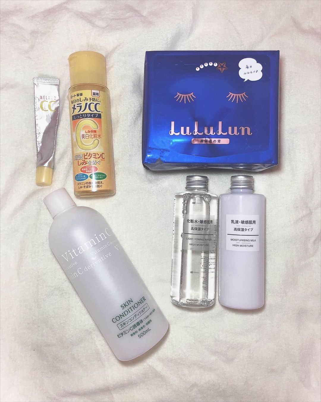 大段舞依のインスタグラム：「﻿ ﻿ Q.スキンケア何使ってますか？？﻿ ﻿ この質問が断トツで多かった（笑）♡♡﻿ ﻿ A.右上から #ルルルン のフェイスパック﻿ 右下は、 #無印良品 高保湿タイプの化粧水 乳液﻿ 左上、、 #メラノcc 美白化粧水 美容液﻿ 左下、、 #スキンコvc ビタミンC化粧水　です！﻿ ﻿ ﻿ パックは、基本的に夜！！洗顔後に貼って﻿ お風呂浸かったりボディクリーム塗ったり！﻿ ﻿ 朝は、無印良品の化粧水を手でお顔全体と首﻿ デコルテまで馴染ませてます！﻿ ﻿ ﻿ メラノccの化粧は、外に出てた時間が長くて﻿ 紫外線や太陽浴びたなーって時に使ってます！！﻿ 後、くすみが減ってトーンアップした気がする♡﻿ ﻿ 美容液は、パック後に全体に塗ってます！﻿ ニキビ シミが気になる所は、寝る前にもう1度﻿ 気になる所だけチョンと美容液つけたりします♡﻿ ﻿ ﻿ スキンコvcの化粧水は、身体用です！！﻿ お風呂から上がったらすぐ全身に気にせず﻿ バシャバシャ化粧水します（笑）　﻿ ﻿ その後にボディクリーム塗るんだけど入り方が﻿ 全く違うしお肌モッチモチになるよ♡﻿ ﻿ ﻿ 乳液は、化粧水 美容液が終わった1番最後に﻿ 軽くマッサージしながらたっぷり付けてます！！﻿ ﻿ ﻿ 無印良品の化粧水は、さっぱりタイプもあるし﻿ 男性の方も使いやすいと思います♡﻿ ﻿ 今からの季節だったら日焼けや紫外線対策で﻿ メラノccシリーズオススメかな＾＾﻿ ﻿ シミって、今なくてもお肌の下に予備軍として﻿ 待機してるから出てくる前に対策が大事✨﻿ ﻿ 内服とか化粧水でビタミン入れてあげた方がいい！﻿ ﻿ 美容のお仕事してたくさんシミの事も学んだ😏💕﻿ ﻿ ﻿ コスパ最優先 絶賛愛用中のものを﻿ 紹介させて頂きました！！﻿ ﻿ ﻿ 質問して下さった方ありがとうございます！﻿ ﻿ 次の紹介もお楽しみに💓﻿ (よく使う好きなパック紹介しようかな〜💭)﻿ ﻿ ﻿ #スキンケア #質問 #美容 #美肌﻿ ﻿」