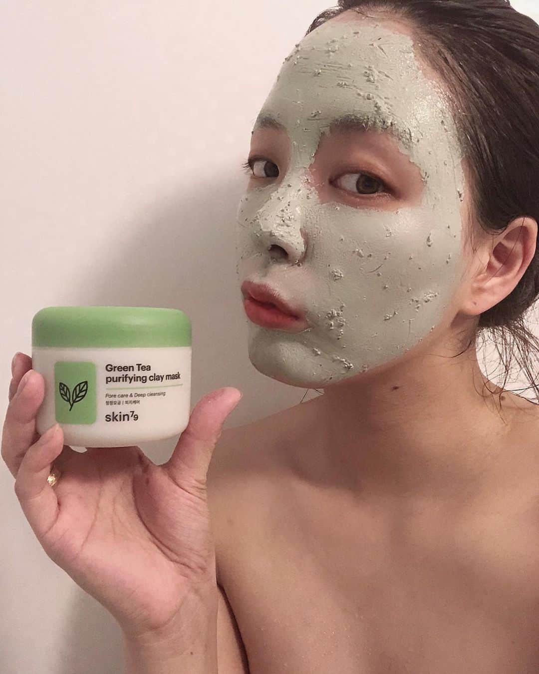 のインスタグラム：「: #skincare . . #stayhome 毛穴ケア頑張ってるわたしが 最近使い始めたのは #グリーンマスク ！！ もうしっかり緑😂 シュレックみたいだねって言われた😂 . 緑茶成分が 荒れたお肌を鎮静してくれたり ミネラル豊富なクレイで 水分をたっぷりあたえてくれたり 自然由来の小豆粉が 優しく角質除去してくれたり といいことずくめ◎！ . 洗顔後に使うタイプなので わたしは入浴中に 先に洗顔済ませて パックを塗って半身浴したりしてるよ🛀 : : : #シュレックパック #使えばわかる #フレンチクレイ #小豆粉スクラブ #気持ちいい #洗い流すパック #洗い流す泥パック #クレイパック #グリーン #簡単ホームエステ #おうち時間 #鎮静パック #コスメ #お気に入りコスメ #プチプラコスメ #今日のメイク #お気に入りコスメ #コスメ好きさんと繋がりたい #コスメ #ポーチの中身 #コスメマニア #cosme #beauty #モデル #読者モデル #ママモデル #beautyまとめ #美容 #美容好きな人と繋がりたい」