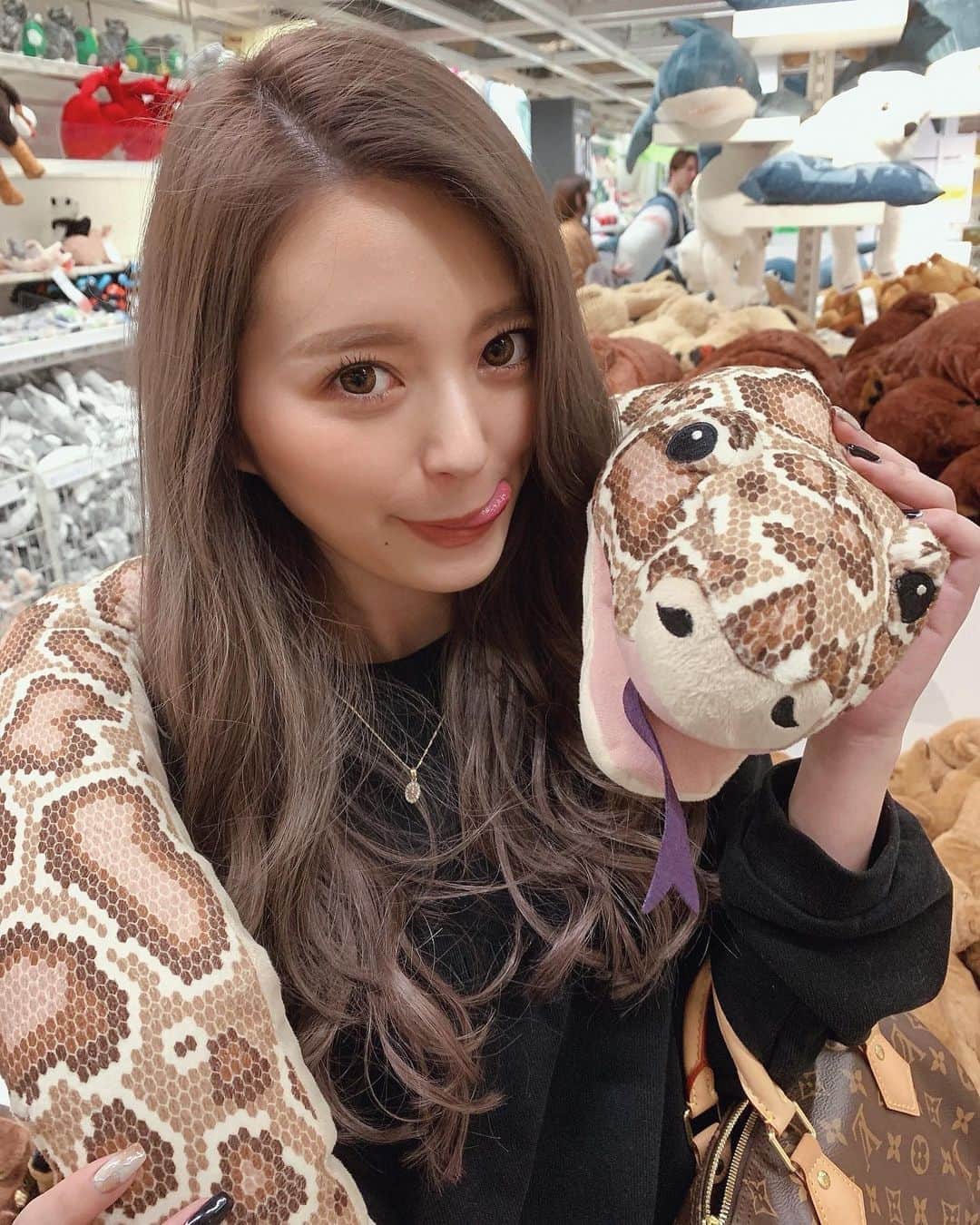 のインスタグラム：「どんな顔？😋🤪笑 🐍みたいな顔したつもりなんだけど...👀👅笑 やぱ、ロングかきあげの時は自然とふと眉なるよねん🤲🏼笑 ・ ikeaのちっこいくまのぬいぐるみが うちのらーぽん🐶は大好きだから買ったんだ🧸🤍 今日は久しぶりに晴れて暖かかったね🥳✌🏼☀️幸せだ🤍 ドライブしたい気分〜🚗🌴☀️ #l4l#l4like」
