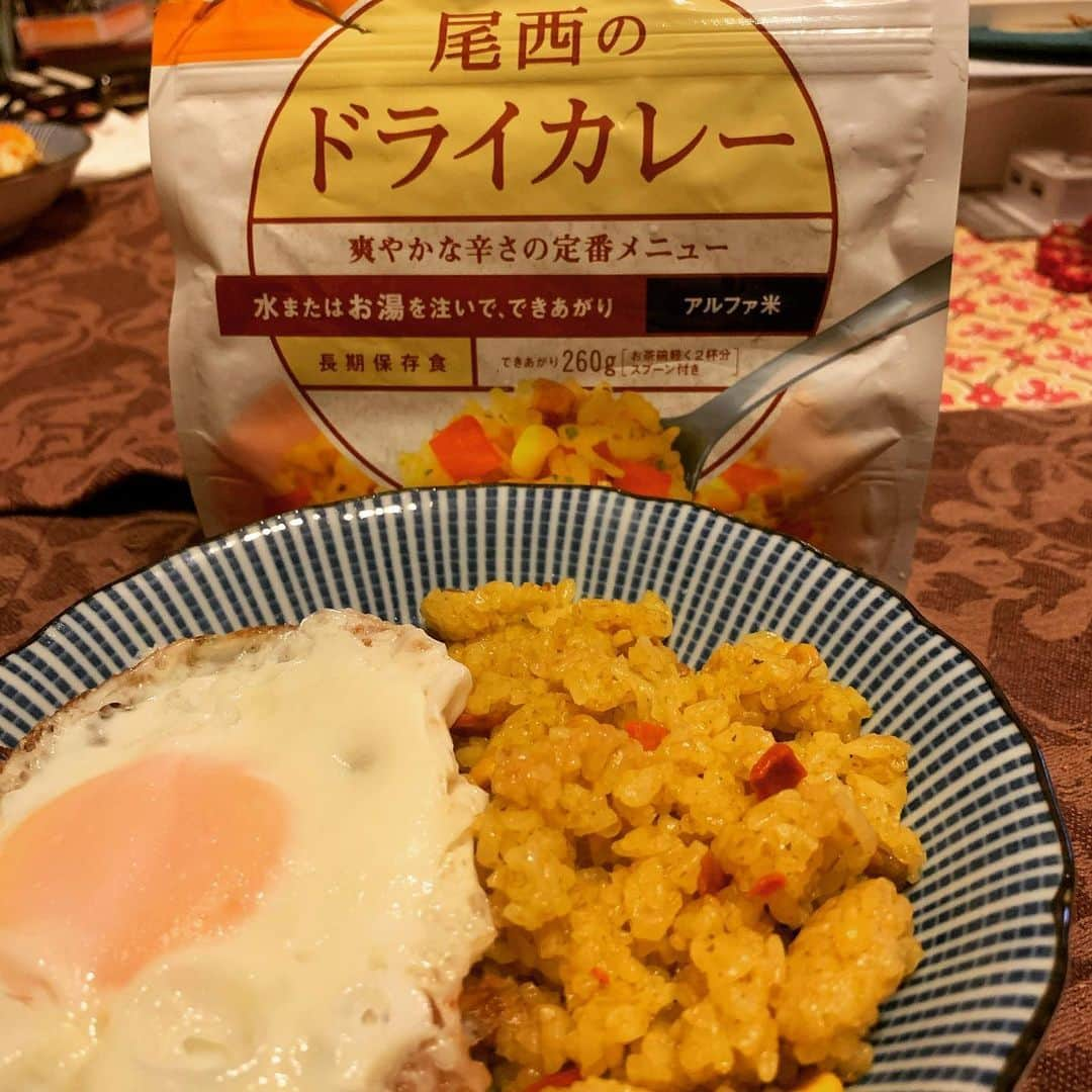 宙也さんのインスタグラム写真 - (宙也Instagram)「保存食レトルトのドライカレーに目玉焼きのせー🍳 #アルファ米」5月24日 22時18分 - chuya_aquarius