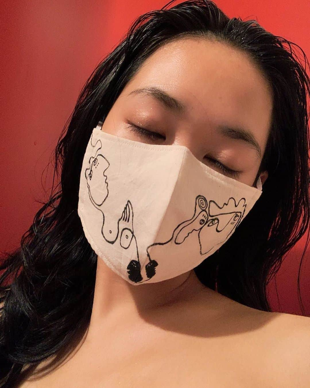 池田莉子さんのインスタグラム写真 - (池田莉子Instagram)「sustainable mask🖤﻿ 毎日付ける事が当たり前で気づけば自分の一部に﻿ なりつつあるマスク…﻿ だからこそ気分の上がるものをつけたいな﻿ ﻿ @iii_aco_iii の作品とずっと一緒に居られる﻿ 地球に優しいマスクは、私の宝物！！﻿ 亜子ちゃん会えるのはいつになるかな🛫﻿ ﻿ ﻿ #art #sustainable #artmask #akoihara ﻿#selfie  #オーガニックマスク #アートマスク #おうち時間」5月24日 22時26分 - ricoikeda