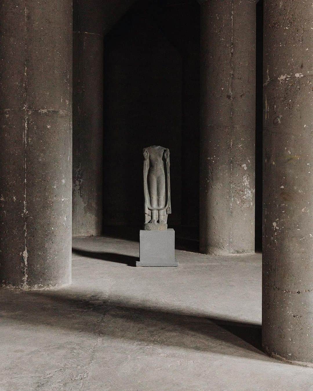 C E R E A Lのインスタグラム：「Art at Kanaal finds its way into relatively untouched industrial spaces. Throughout his career, Axel Vervoordt has applied the Japanese principle of wabi – the beauty in natural imperfection and the transformational effect of time. But for Vervoordt, wabi is far from a mere motif or aesthetic style. It is rather a flexible attitude that has allowed his utopian vision to mature. “Many things in this project just happened,” says architect Tatsuro Miki, who designed Kanaal’s new art buildings. “There was no masterplan to begin with, and the site still has the potential to change radically.  Only the Beginning. From the archive, Cereal Volume 15, 2018.  Read the full story online.  #axelvervoordt」