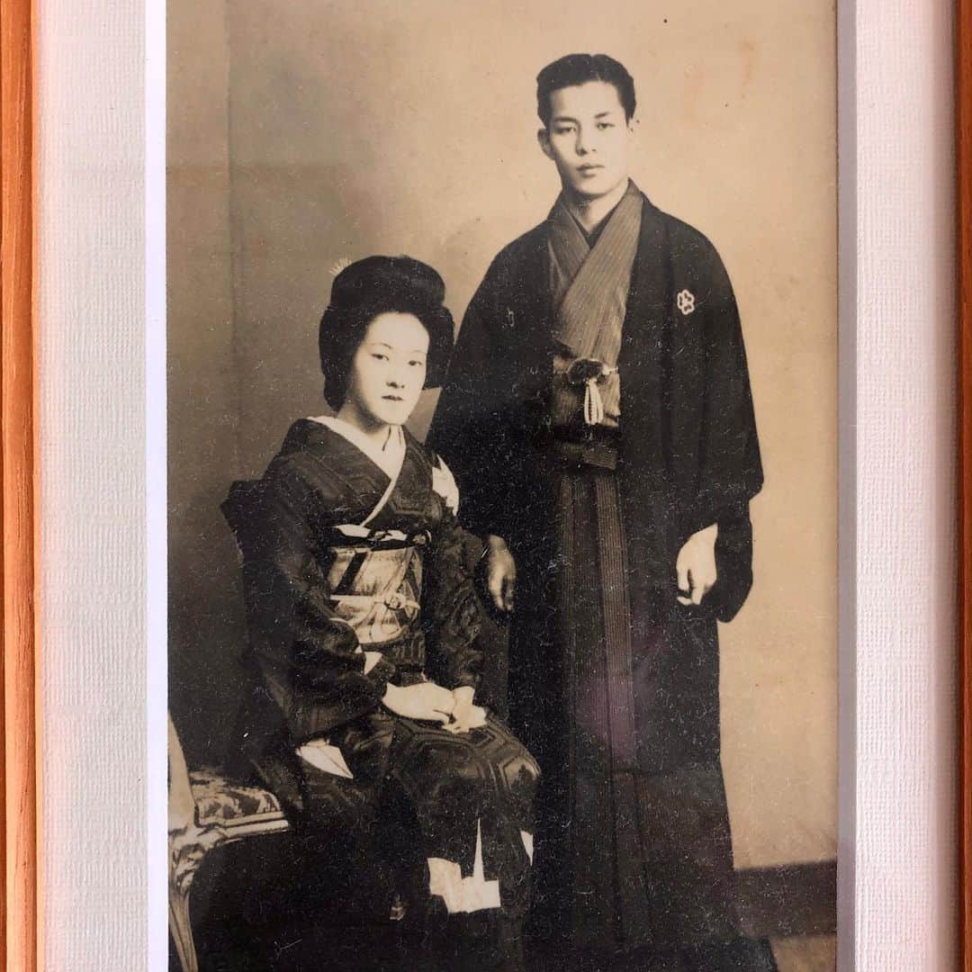 池田有希子のインスタグラム：「父に会いに行きました。感染させまいとヒヤヒヤしてたのに、なんなんでしょうあの元気さ🤣昔の写真など沢山見せて貰いました。  祖父母の結婚写真。会ったことない早世の祖母に感慨深し。私は似てないな、2番目の叔母ちゃんに似てるかな。  シャンバロー芸術祭奨励賞の盾。  叔母2人と祖父。うちの名物、広美おばちゃん、そのままです！  父と祖父。この着流し！ゆるりと着ながら締めるべきとこちゃんと締まってて、これが私できないのです。後ろには東武線？と路面電車。どこだろう？浅草界隈だとは思うのですが…父は昭和14年生まれだからこの写真は戦時中ということ…ということは空襲前？ …と興味は尽きません。と同時に「昭和もこうやって忘れられていくのか…」と危機感がつのります。私、何にも知らないなー😖  #familyphoto #1930s #1940s #tokyo」
