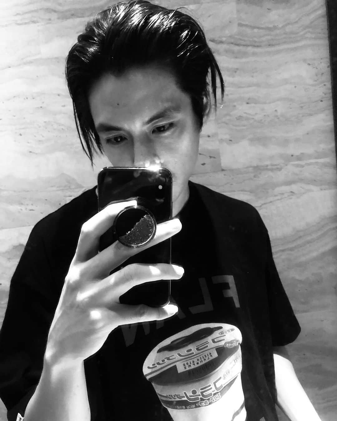 エルロイのインスタグラム：「Lockdown goatee comes to an end. Thanks for the tee @reneezzyweezy , gives me something to post」