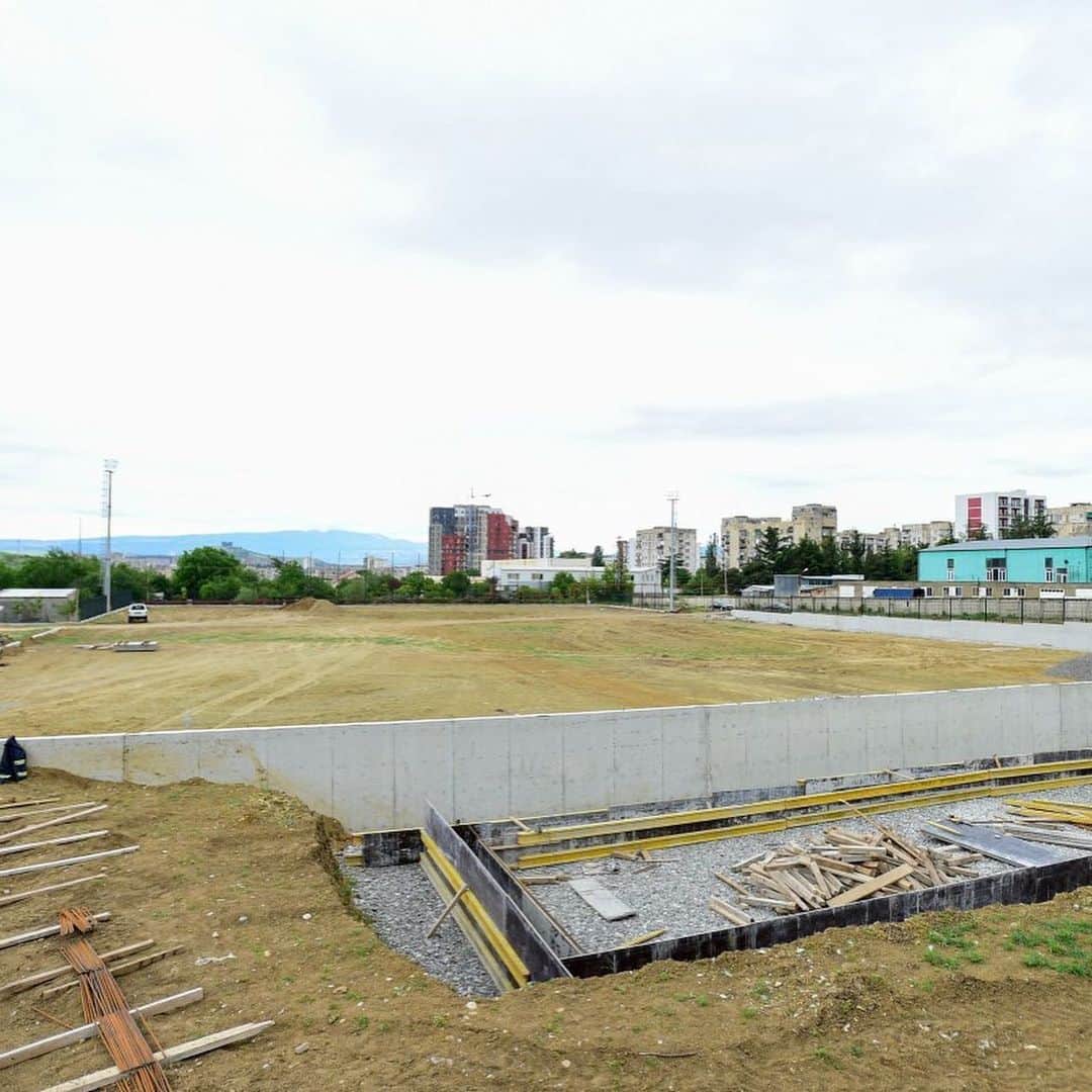 レバン・コビアシビリさんのインスタグラム写真 - (レバン・コビアシビリInstagram)「🇬🇪⚽️🏗 გლდანში სფფ-ის საფეხბურთო ცენტრის მშენებლობა მიმდინარეობს.  Together with my colleagues from GFF we inspected an ongoing construction of GFF football center in Gldani, Tbilisi. @georgianffofficial #gff #football #grassrootsfootball #soon #youthfootball」5月24日 22時25分 - levankobiashvili