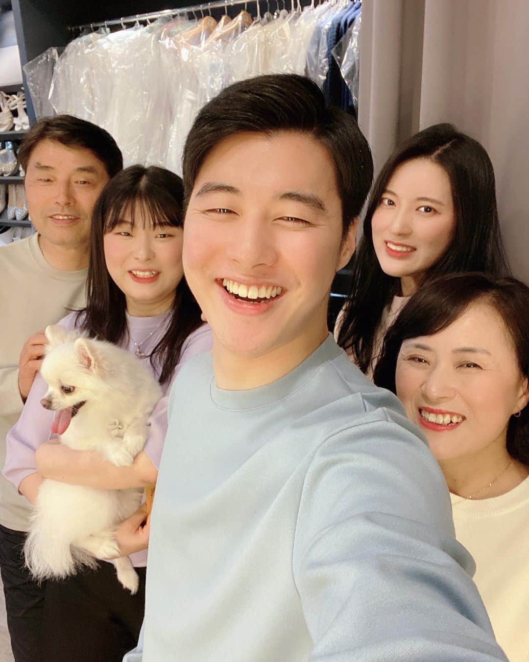 ジュノさんのインスタグラム写真 - (ジュノInstagram)「J family💙👫 생애 첫 가족사진촬영. 너무 좋은시간이였다! 가족과 함께 시간맞춰서 다녀오는게 어려운 일이 아니더라구요, 다들 더 늦기전에 다녀오세요. . . . #가족 #家族 #family」5月24日 22時27分 - joonho_jg