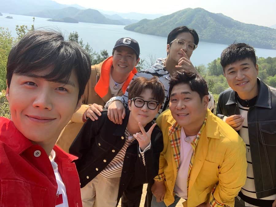 DINDINのインスタグラム：「넘나 따뜻해 우리 멤버들 💕  #1박2일 #연정훈 #김종민 #문세윤 #김선호 #라비 #딘딘 #한명씩들어오는거너무귀엽다」