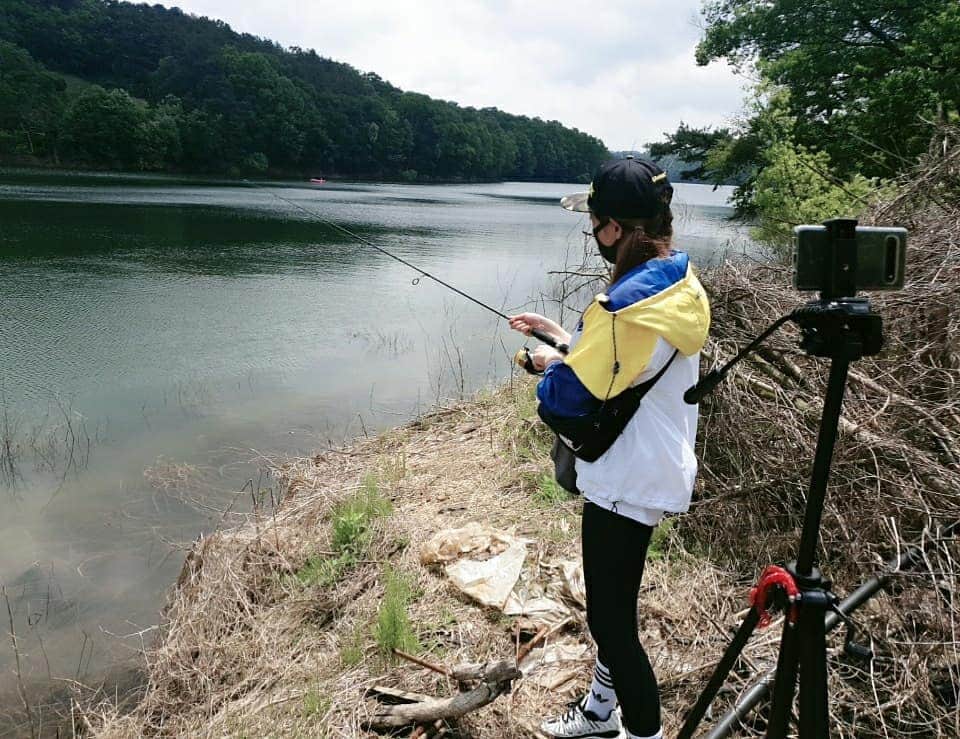 カン・ウンビさんのインスタグラム写真 - (カン・ウンビInstagram)「#강은비  눈물 낚시 😭 엉엉 울면서 낚시했따  #낚시 #낚시하는여자 #🎣 #fishing 그래도 날씨 좋아져서 다행이다」5月24日 22時28分 - ekobi_