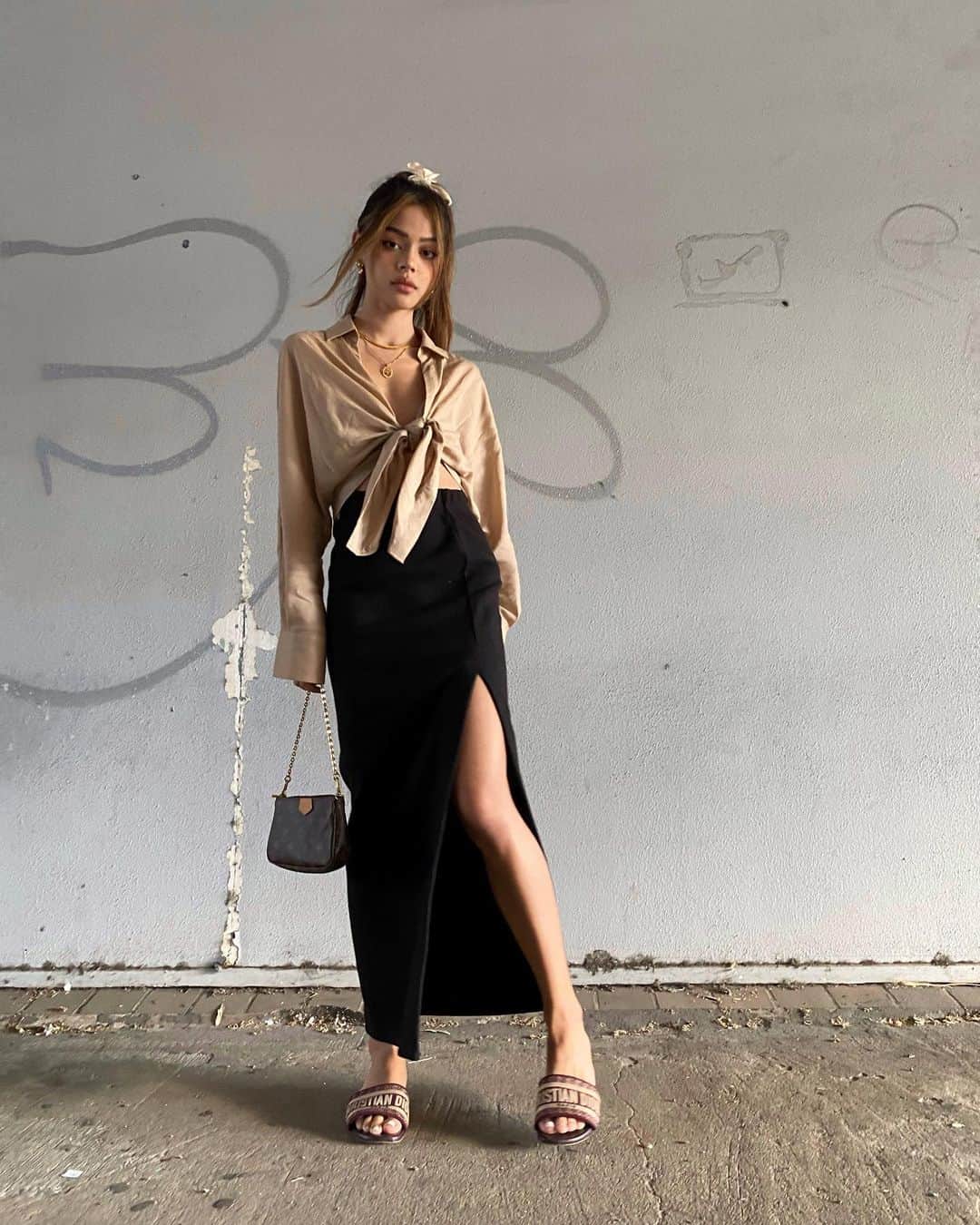 リリーマイマックのインスタグラム：「Always gotta be extra when you leave the house now. Whole outfit from @lacademie_ @revolve」