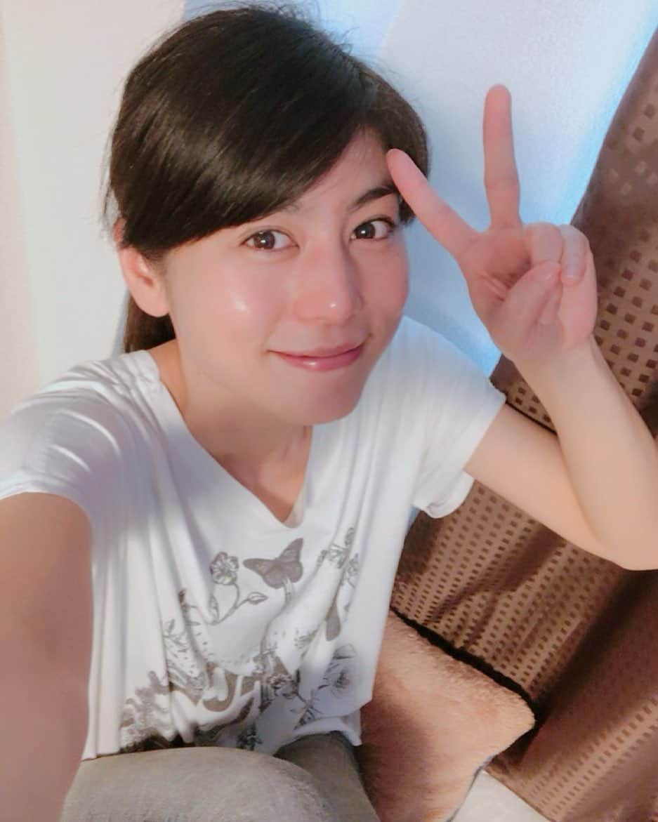 芳野友美さんのインスタグラム写真 - (芳野友美Instagram)「やったー☆ #オークス #デアリングタクト 勝利！強い！！ 63年振り、至上2頭目の#無敗の二冠牝馬誕生 の#歴史的瞬間 に号泣ですわ（笑） そして興奮しながらの二冠ポーズ（笑） #返し馬 以外でこんなに泣いたのは初めてです！！！ そして馬単#馬券的中 ☺︎ 競走馬たちの素晴らしい闘い、感動をありがとう✨」5月24日 22時44分 - yumi_yoshino_1980