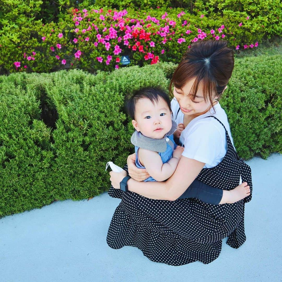 DJ YURiAさんのインスタグラム写真 - (DJ YURiAInstagram)「久しぶりのお天気で近くをお散歩👨‍👩‍👧﻿ ﻿ ﻿ ハグや抱っこした時に﻿ 首に腕を回してきて﻿ 小さなおててでぎゅーって﻿ されるのがたまらん🤤❤️﻿ その度にハスハス😍﻿ ➡️2枚目﻿ ﻿ ﻿ 歩くのがとても上手になりました🦶🏻﻿ ➡️3枚目﻿ ﻿ 芝生には決して足をつきたくないらしく、﻿ 必死な動画はこっちにupしました🙈⬇️﻿ @suuu.0418 ﻿ ﻿ ﻿ ﻿ 緊急事態宣言解除かぁ。﻿ ﻿ 何でも口に入れて﻿ マスクも出来ないおチビは﻿ 結局心配が尽きないなぁ😭😭﻿ ﻿ ﻿ じいじ、ばあば、お友達に会いたいなぁ😭﻿ ﻿ ﻿ ﻿ ﻿ #toddler﻿ #toddlerlife ﻿ #1歳﻿ #1歳児ママ﻿ #もう赤ちゃんじゃない﻿ #幼児﻿ #成長は嬉しいけど寂しい ﻿ #あっという間﻿ #歩けるようになりました #一気に上達 #芝生は嫌いです #裸足で感覚を研ぎ澄ませる  #よちよち歩き ﻿#たまらん #愛しさと愛しさと愛しさと #親バカ部 ﻿」5月24日 22時44分 - djyuria