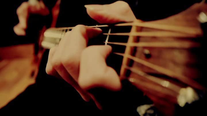 Kyrieのインスタグラム：「今日のオープニング用に収録したデモ演奏動画をお裾分け。  オンラインレッスン最終回では団長がこれを弾ける様になります。」