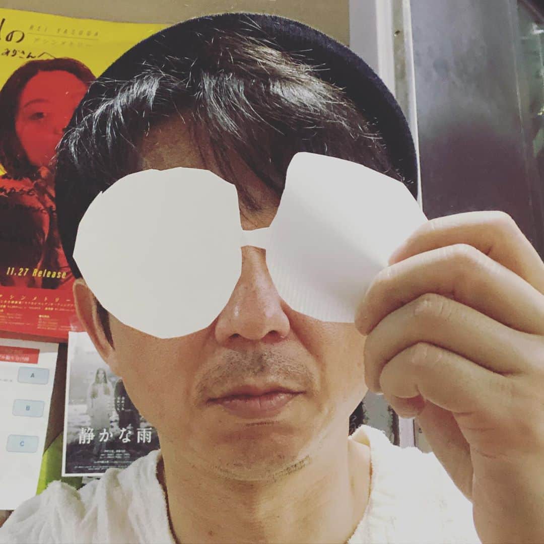 有吉弘行さんのインスタグラム写真 - (有吉弘行Instagram)「紙を切って、どんなサングラス買うか思案中。。。」5月24日 22時53分 - ariyoshihiroiki