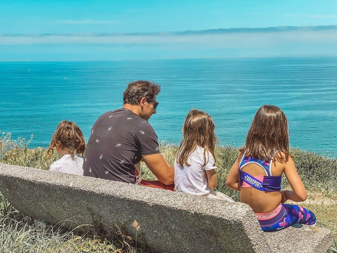 ゴルカ・イライソス・モレノのインスタグラム：「Tal vez no recuerden todas las palabras e historias que les cuente, pero nunca olvidaremos como nos sentimos en cada momento, y el lugar donde las contábamos. #historiasdelmar #historias #mar #sea #historiasdesurf #surf #momentosunicos  #family #familia #bizkaia」