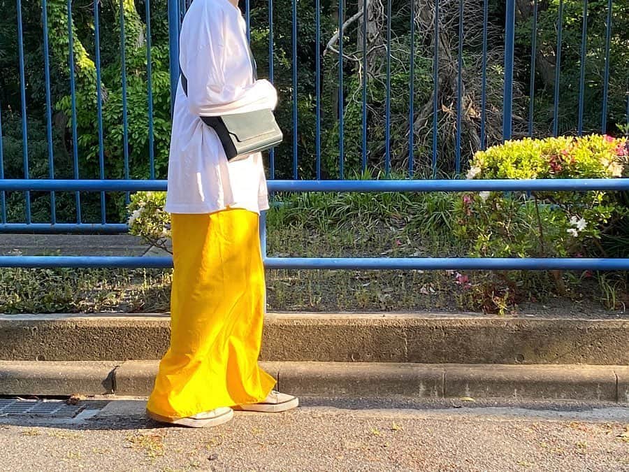 のインスタグラム：「ロンT一枚で着れるのもあともう少し。 だぼだぼロンT合わせのバランスが好き🐤 黄色のスカートはハンドメイド。 無計画でスリット短すぎた。 葉月にあげた👍🏻」