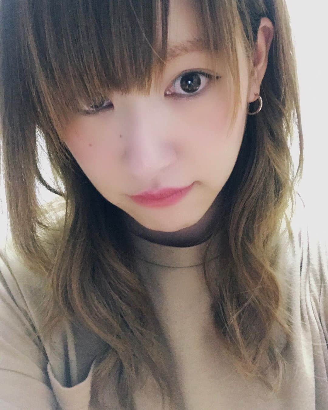 のインスタグラム：「前髪 バランスわる そろそろ切ろうかな ここでガマンできたら伸ばせるのになあ。(笑)  配信、参加してくれた皆さんありがとうございました！ まさかのリカコもありがとう！笑 🥰  #thanks」