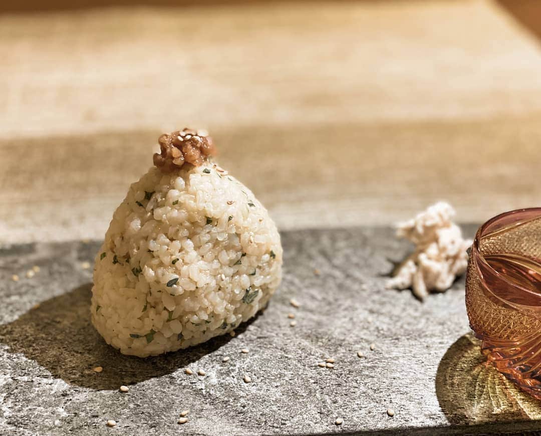 村治佳織さんのインスタグラム写真 - (村治佳織Instagram)「京都・松尾大社近くの名店、 '天ぷら松'の真理子さんから受け取っていた、"祈るおむすびバトン"。コロナの終息を願っておむすびを作ろうという取り組み。 ・ ようやく、投稿します☺️ ・ おむすびは、我が家の定番、　 玄米を使い、中身は鶏のササミを　 豆乳マヨネーズで和えたもの、　 胡麻や大葉や南高梅等を使っての　 ヘルシーおむすびです。 ・ まもなくstay home期間から　 次の日常へ。　 あのときが　 あったからこそ今がある！　 と良い意味で　 捉えられる瞬間が　 たくさん巡ってくればいいなと　 思います。  special thanks:  @19marico81  @ngc.miki　 #祈るおむすびバトン　 #江戸切子」5月24日 23時02分 - kaorimurajiofficial