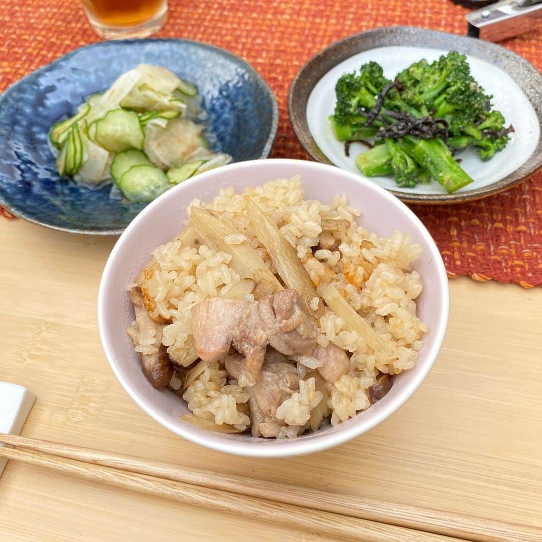 今井美穂さんのインスタグラム写真 - (今井美穂Instagram)「天気が良いので﻿ 連日ベランダご飯😁﻿ ﻿ すっかりベランダライフに﻿ ハマってしまいました💕﻿ ﻿ クックパッドの神レシピに助けられる﻿ 毎日ですが、﻿ 今日作った鶏ごぼうの炊き込みご飯が﻿ めちゃくちゃ美味しかった😍﻿ ﻿ レシピ様々です🙏﻿ ブログにリンクも貼っておきました😁﻿ ﻿ こんな記事上げておいて﻿ 説得力ないけど、﻿ 身体のデトックスのために近々﻿ ダイエットを目論んでます😂﻿ ﻿ ﻿ #ブログ更新しました﻿ #インスタトップのリンクから﻿ #ベランダライフ﻿ #我が家の夕飯﻿ #BBQ﻿ #コスパ最高﻿ #クックパッド神レシピ﻿ #1歳3ヶ月」5月24日 23時08分 - imaimiho1209