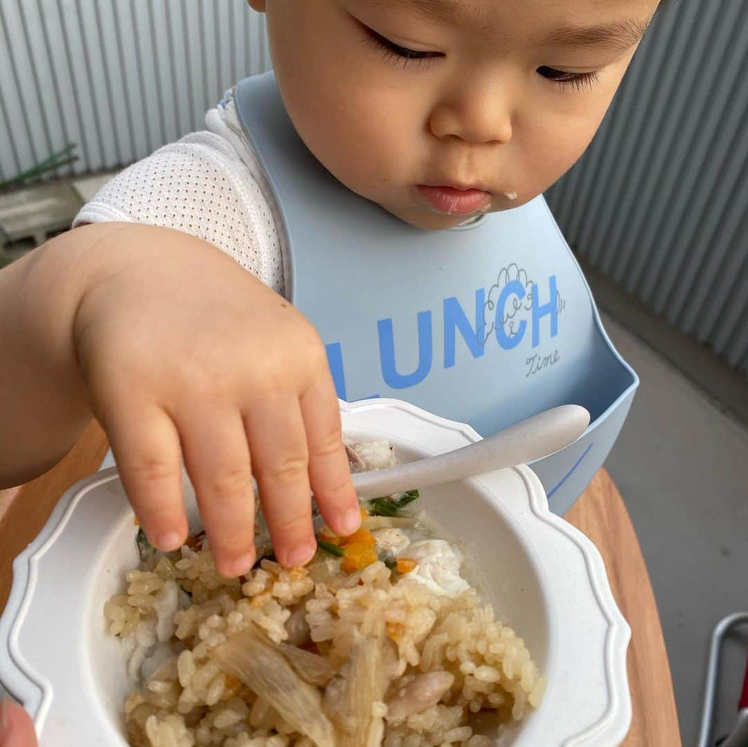 今井美穂さんのインスタグラム写真 - (今井美穂Instagram)「天気が良いので﻿ 連日ベランダご飯😁﻿ ﻿ すっかりベランダライフに﻿ ハマってしまいました💕﻿ ﻿ クックパッドの神レシピに助けられる﻿ 毎日ですが、﻿ 今日作った鶏ごぼうの炊き込みご飯が﻿ めちゃくちゃ美味しかった😍﻿ ﻿ レシピ様々です🙏﻿ ブログにリンクも貼っておきました😁﻿ ﻿ こんな記事上げておいて﻿ 説得力ないけど、﻿ 身体のデトックスのために近々﻿ ダイエットを目論んでます😂﻿ ﻿ ﻿ #ブログ更新しました﻿ #インスタトップのリンクから﻿ #ベランダライフ﻿ #我が家の夕飯﻿ #BBQ﻿ #コスパ最高﻿ #クックパッド神レシピ﻿ #1歳3ヶ月」5月24日 23時08分 - imaimiho1209