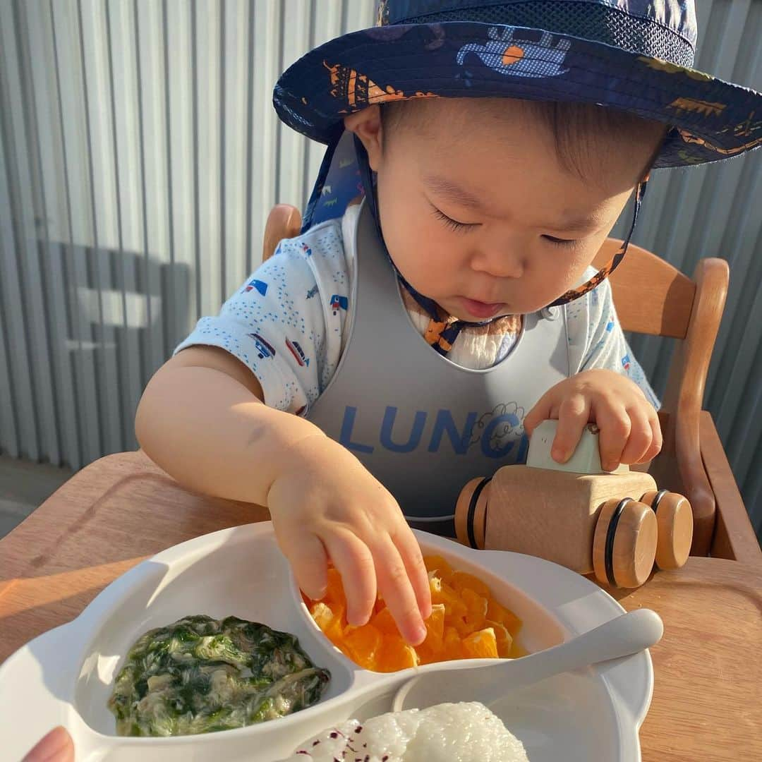 今井美穂さんのインスタグラム写真 - (今井美穂Instagram)「天気が良いので﻿ 連日ベランダご飯😁﻿ ﻿ すっかりベランダライフに﻿ ハマってしまいました💕﻿ ﻿ クックパッドの神レシピに助けられる﻿ 毎日ですが、﻿ 今日作った鶏ごぼうの炊き込みご飯が﻿ めちゃくちゃ美味しかった😍﻿ ﻿ レシピ様々です🙏﻿ ブログにリンクも貼っておきました😁﻿ ﻿ こんな記事上げておいて﻿ 説得力ないけど、﻿ 身体のデトックスのために近々﻿ ダイエットを目論んでます😂﻿ ﻿ ﻿ #ブログ更新しました﻿ #インスタトップのリンクから﻿ #ベランダライフ﻿ #我が家の夕飯﻿ #BBQ﻿ #コスパ最高﻿ #クックパッド神レシピ﻿ #1歳3ヶ月」5月24日 23時08分 - imaimiho1209