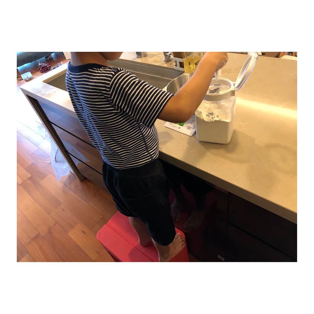 小脇美里さんのインスタグラム写真 - (小脇美里Instagram)「・ #stayhome 中、 息子にもお料理を手伝って もらうように☻ （私の余裕のある時限定ね。笑） ・ ・ 今日はおやつに、クレープを。 ・ @moemurakami_ ちゃんの投稿をみて @nextweekend_jp に掲載されていたクレープ。 ・ お家にあるものだけで簡単に作れた♡ ・ ・ 出来上がったクレープを食べた息子が一言。 ・ ・ 「おいしー！オレって大人になったら、天才シェフになれるな！」と。 あまりにも自信たっぷりで思わず笑ってしまったけど。 ・ 「君の未来は無限だよ！何にだってなれるよ！」と答えておきました。 ・ ・ そしたら 「シェフかー、仮面ライダーにもなりたいんだよなー、どうしようかなー。ママ、無限ってなに？ 仮面ライダーゴーストのムゲン魂のこと？なに何？」 と、まぁおしゃべりと質問が止まりませんでした。笑 ・ ・ ほんと我が子ながら、おもしろい奴です。😂 ・ ・ 土日は、子どもだけに集中できて幸せ。。。 明日からまた、がんばろう！ ・ ・ ・  #babyboy #babygirl #newbaby #男の子ママ #女の子ママ #二人目育児 #育児 #4歳 #0歳 #新生児 #親バカ部 #babyboy #働くママ #ワーママ #子育て  #子どものいる暮らし  #stayhome」5月24日 23時09分 - misatokowaki