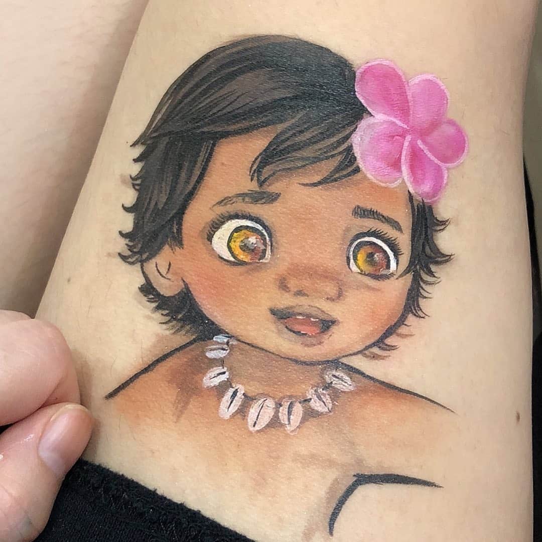 みのりんのインスタグラム：「I drew Moana on my leg with make up :) I was just being bored at midnight. メイクで足にお絵かきしてみた！夜な夜なメイクで遊んじゃうよね  #disney #art #diy #tattoo #makeup #ディズニー #描いてみた #メイク #お絵かき」
