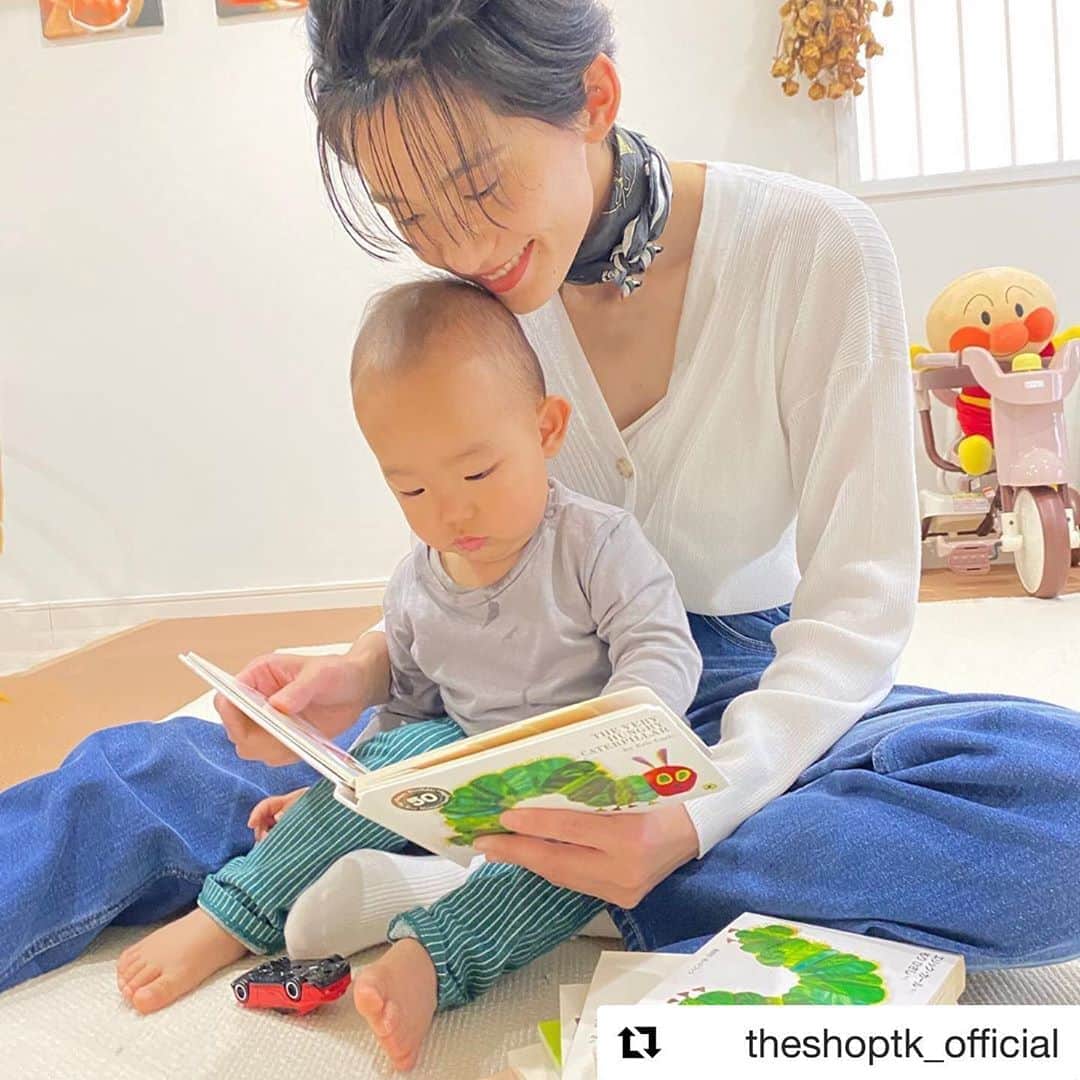 平山奈美のインスタグラム：「ありがとうございます！ . #Repost @theshoptk_official with @get_repost ・・・ それぞれの　『オシャレ時間』﻿ ﻿ 今日は何着よう？﻿ ファッションモデルさんがそれぞれのおうちで﻿ 過ごす素敵なリラックススタイルをご紹介します！﻿ ﻿ #stayhome #ステイホーム #お家時間 #おうち時間 #theshoptk #ザショップティーケー #ザショップtk #tstkplus﻿ ﻿#男の子ママ #男の子ベビー #ママコーデ #ショートヘア #ヘアアレンジ #息子 #デニム #スカーフアレンジ #絵本」