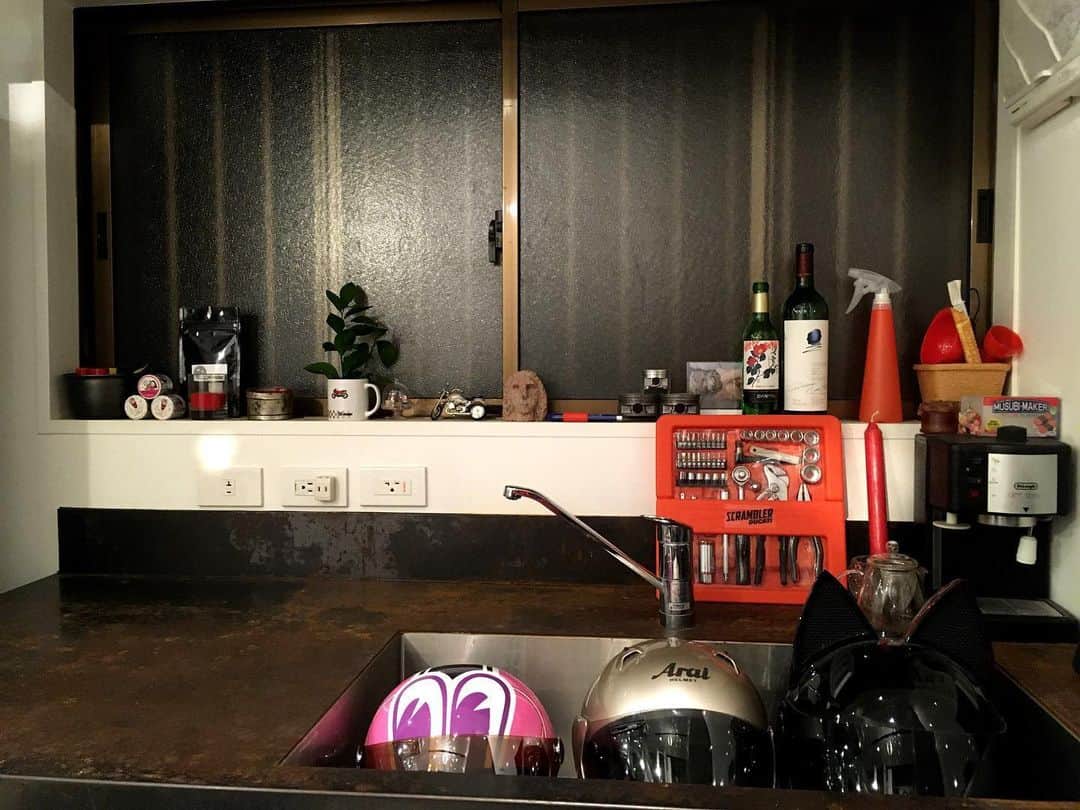 福山理子さんのインスタグラム写真 - (福山理子Instagram)「あたしのキッチンと家族の心配  #ガレージハウス #バイク女子 #ヘルメット #お花 #ブーケレタス #お母さんありがとう」5月24日 23時22分 - rikofukuyama