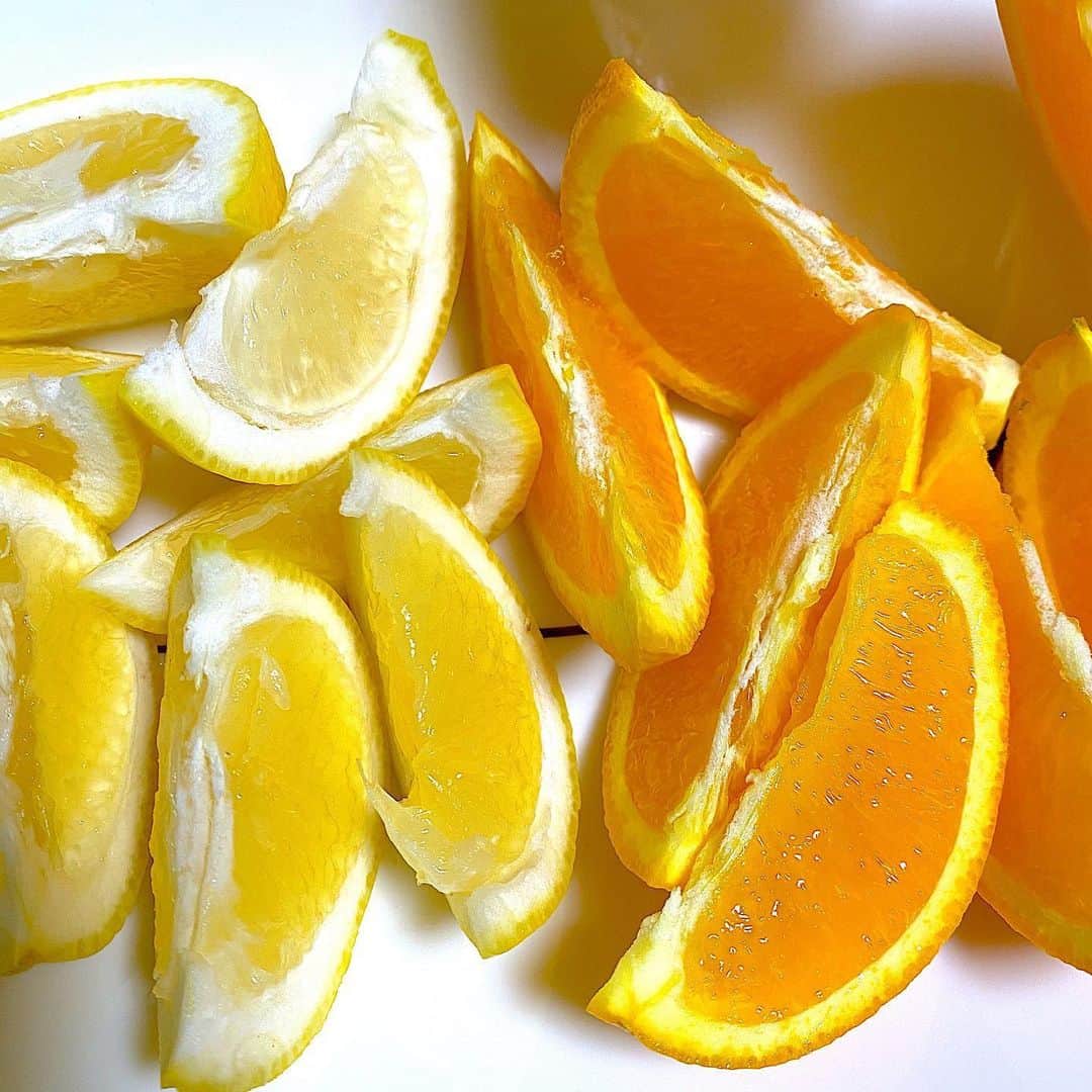 えりっこさんのインスタグラム写真 - (えりっこInstagram)「My favorite #detoxwater 🧡 ⋆ with Lime,Lemon,Orange mint🍊🧡🧡🧡 ⋆ ⋆ 柑橘系だいっすきなのですが #ソラレン　という紫外線の感受性を高める　#光毒性　が入っているので、陽が落ちてから、室内で🍋🍊 と決めています🍋 ⋆ レモン、オレンジ、グレープフルーツ、キウイ、パセリなどなどに入ってます🌞 ⋆ ⋆ 今日は夕方から今の今まで、ずっと　#デトックスウォーター　飲んでます🥰 ⋆ ライム、レモン、オレンジミント🍊 ⋆ ⋆ ⋆ オレンジミント、いい香りっ😍 美味しい〜🍊🧡 ⋆ ⋆ ⋆ #detoxwater #detoxrecipe#orange#citrus#lemon#lime#orangemint#beauty」5月24日 23時25分 - erikkovoice