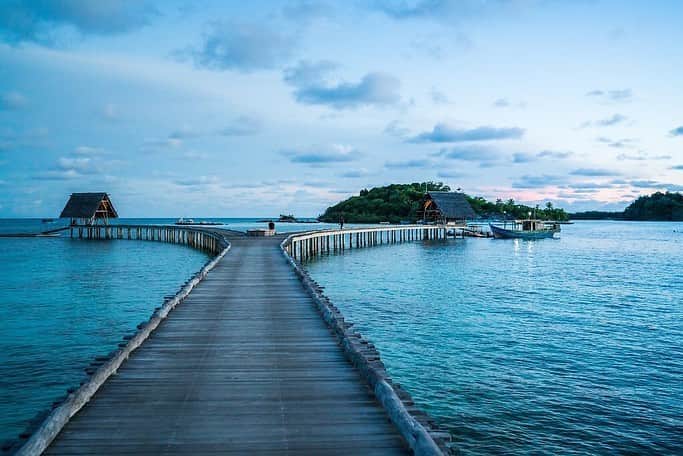 Vogue Taiwan Officialさんのインスタグラム写真 - (Vogue Taiwan OfficialInstagram)「#VogueTravel﻿ ﻿ 位於印尼廖內省的阿南巴斯群島（Anambas Islands）由6座小島組成，共擁有13個沙灘和3個天然潟湖，面積超過300公頃，因其擁有得天獨厚的地理優勢，天然自然環境、清澈見底的湛藍海水、原始的天然生態，讓人非常嚮往。﻿ ﻿ 當地的Bawah Reserve度假村共有35間客房，大多以竹子、漂浮木及再生銅等當地建材建築而成，不僅提供觀光使用，同時也保護當地生態，純樸踏實的設計也不失設計感，是海島度假的清單之一。就算今年夏天去不了也要存進未來的旅遊清單！﻿ ﻿ #度假村 #海島 #度假 #anambas #island #resort #indonesia @bawahreserve﻿ ﻿ 🖋#wendych」5月24日 23時36分 - voguetaiwan