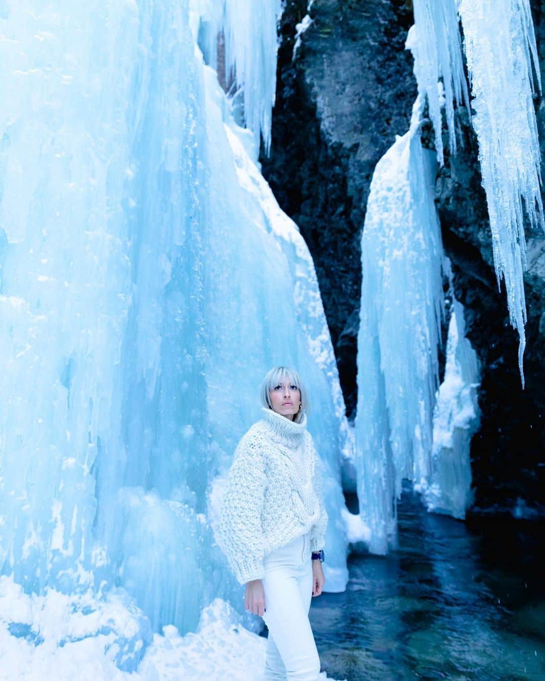 リリー＝ローズ・メロディのインスタグラム：「Blending in ❄️💙 // Last one from that beautiful day exploring ice waterfalls and glaciers in St Moritz with @montblanc for the launch of their beautiful new #montblanc1858 watch collection.」