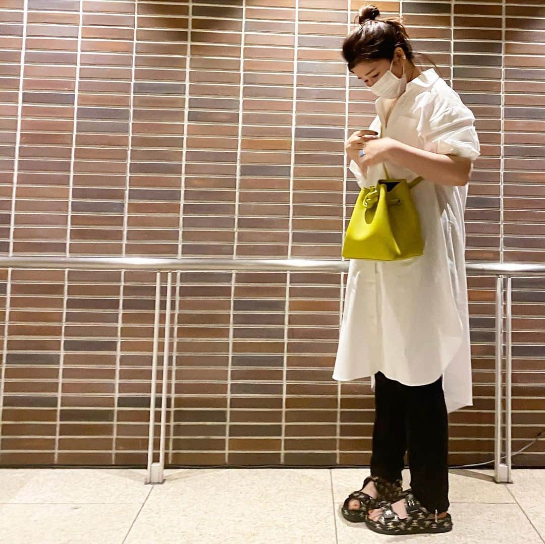 kawakami momokoさんのインスタグラム写真 - (kawakami momokoInstagram)「ワンピ、他の色着て見せてと言われたのに 見当たらなくて白 ワンピ　@bonjoursagan #bonjoursagan #ボンジュールサガン  #バックツイストワンピース  パンツ　@apstudio.jp #apstudio #エーピーストゥディオ  バッグ　@vasic_japan #vasic #ヴァジック  今季　ミニサイズ サンダル  @chanelofficial #chanel #シャネル　今季 #ニンニク頭です #2枚め内股 #いつもと違うマスカラつけたら崩れた #気持ちだけ痩せた #ほんの気持ちです #足の指に力入るタイプです #ネイルは一昨年の限定のスック #物持ちがいい人です #だから家が物に溢れてる」5月24日 23時31分 - momoko.kawakami.29