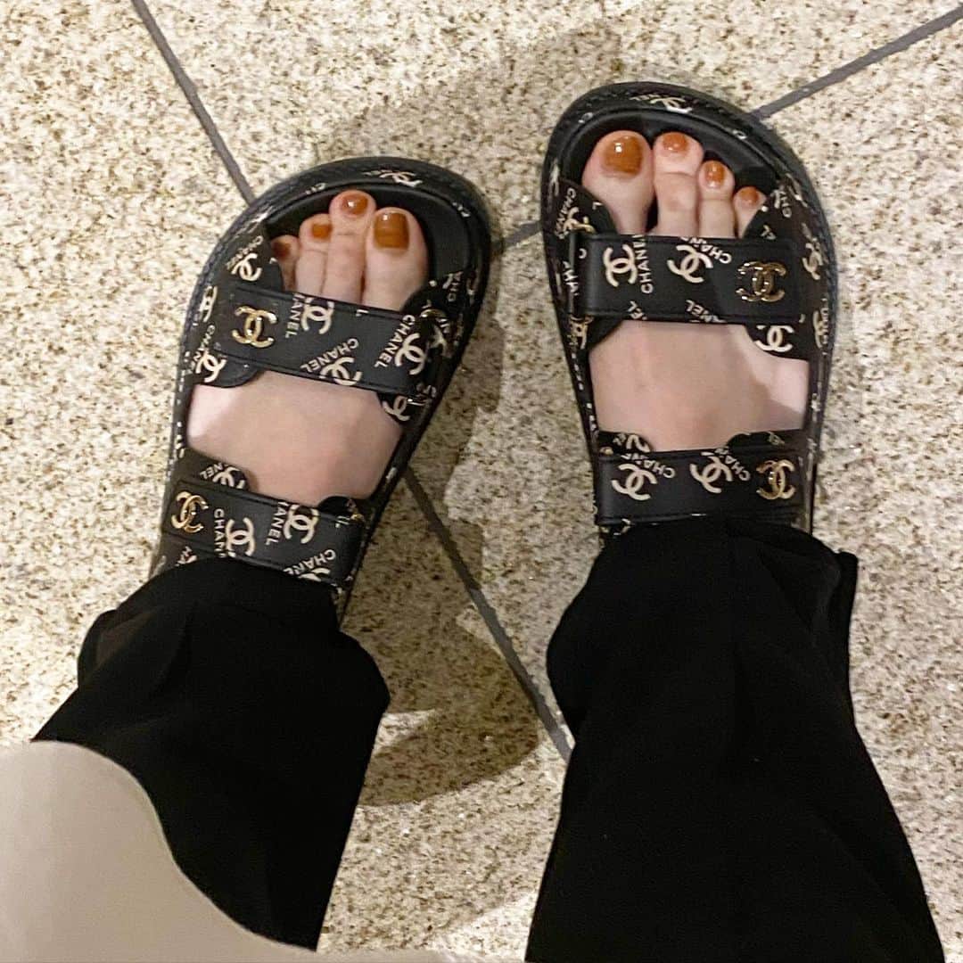 kawakami momokoさんのインスタグラム写真 - (kawakami momokoInstagram)「ワンピ、他の色着て見せてと言われたのに 見当たらなくて白 ワンピ　@bonjoursagan #bonjoursagan #ボンジュールサガン  #バックツイストワンピース  パンツ　@apstudio.jp #apstudio #エーピーストゥディオ  バッグ　@vasic_japan #vasic #ヴァジック  今季　ミニサイズ サンダル  @chanelofficial #chanel #シャネル　今季 #ニンニク頭です #2枚め内股 #いつもと違うマスカラつけたら崩れた #気持ちだけ痩せた #ほんの気持ちです #足の指に力入るタイプです #ネイルは一昨年の限定のスック #物持ちがいい人です #だから家が物に溢れてる」5月24日 23時31分 - momoko.kawakami.29