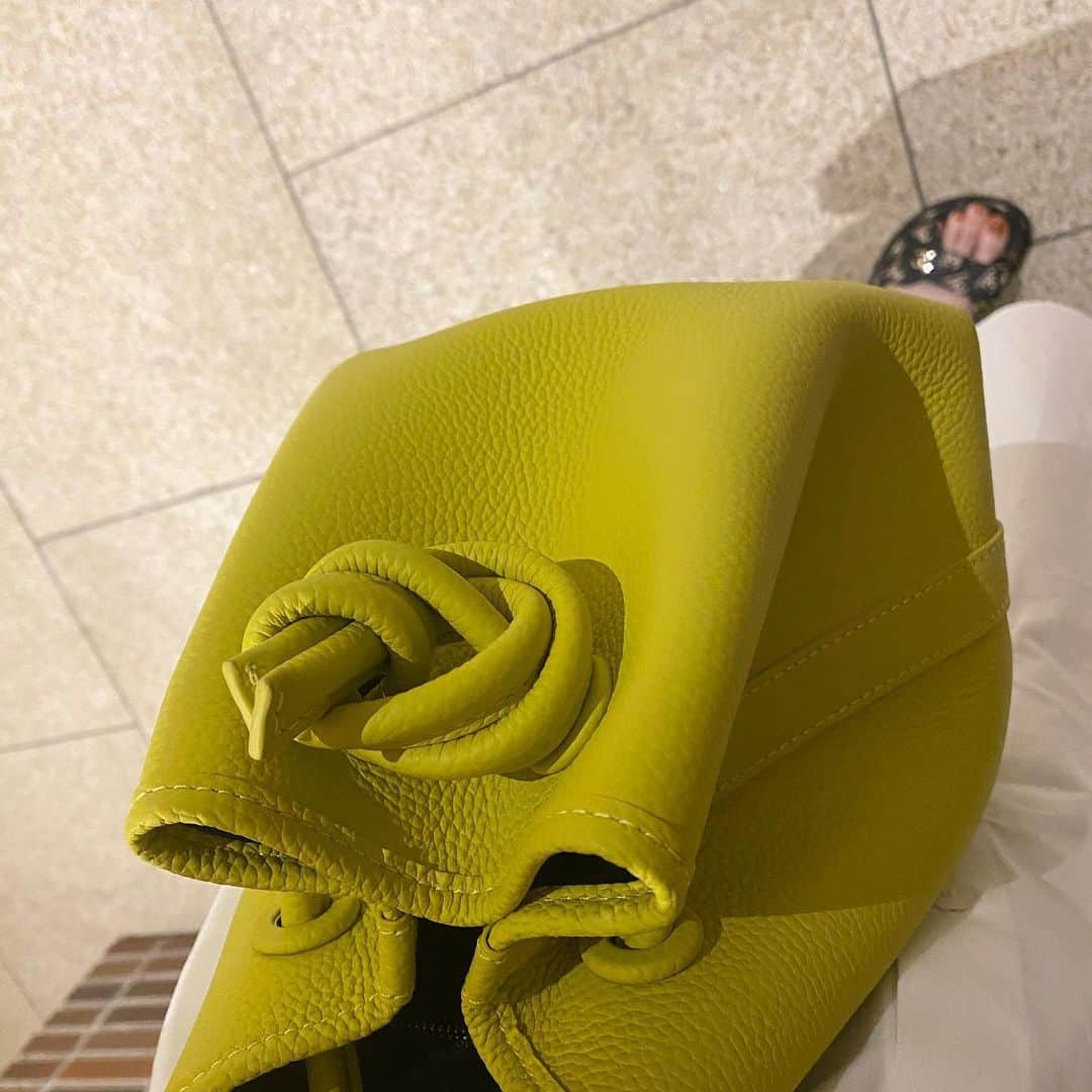 kawakami momokoさんのインスタグラム写真 - (kawakami momokoInstagram)「ワンピ、他の色着て見せてと言われたのに 見当たらなくて白 ワンピ　@bonjoursagan #bonjoursagan #ボンジュールサガン  #バックツイストワンピース  パンツ　@apstudio.jp #apstudio #エーピーストゥディオ  バッグ　@vasic_japan #vasic #ヴァジック  今季　ミニサイズ サンダル  @chanelofficial #chanel #シャネル　今季 #ニンニク頭です #2枚め内股 #いつもと違うマスカラつけたら崩れた #気持ちだけ痩せた #ほんの気持ちです #足の指に力入るタイプです #ネイルは一昨年の限定のスック #物持ちがいい人です #だから家が物に溢れてる」5月24日 23時31分 - momoko.kawakami.29