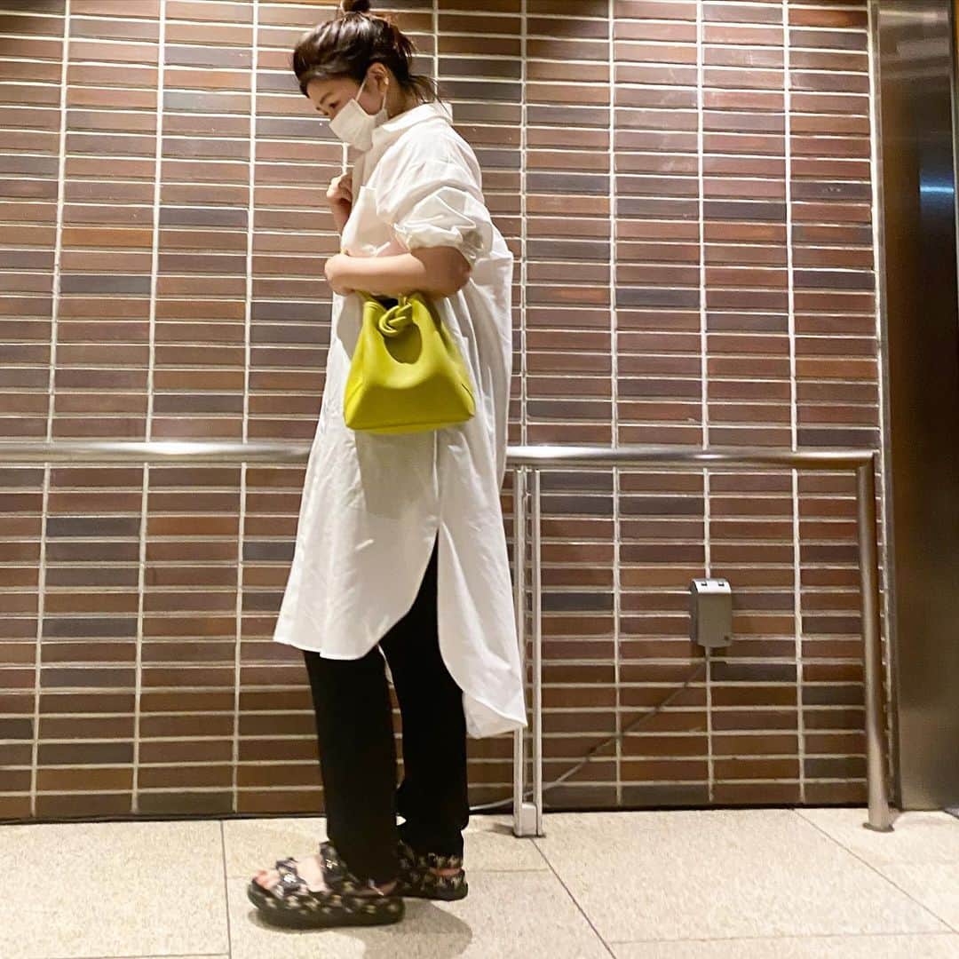 kawakami momokoさんのインスタグラム写真 - (kawakami momokoInstagram)「ワンピ、他の色着て見せてと言われたのに 見当たらなくて白 ワンピ　@bonjoursagan #bonjoursagan #ボンジュールサガン  #バックツイストワンピース  パンツ　@apstudio.jp #apstudio #エーピーストゥディオ  バッグ　@vasic_japan #vasic #ヴァジック  今季　ミニサイズ サンダル  @chanelofficial #chanel #シャネル　今季 #ニンニク頭です #2枚め内股 #いつもと違うマスカラつけたら崩れた #気持ちだけ痩せた #ほんの気持ちです #足の指に力入るタイプです #ネイルは一昨年の限定のスック #物持ちがいい人です #だから家が物に溢れてる」5月24日 23時31分 - momoko.kawakami.29