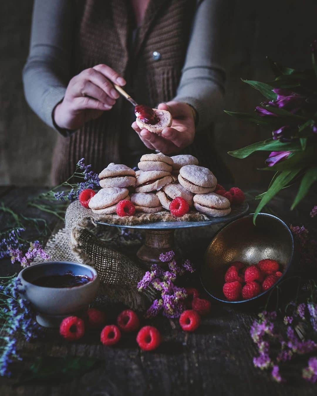 nathparisのインスタグラム：「MACARONS MAISON... . Je ne suis pas encore sortie faire de balade photos à Paris depuis le déconfinement, j’avoue n’être pas très à l’aise à l’idée de croiser autant de monde alors en attendant je passe beaucoup de temps dans ma cuisine à tester de nouvelles recettes. J’avais testé des macarons au chocolat 😋 et cette semaine voilà mes premiers macarons à la framboise 😋. Qu’en pensez-vous ? Si vous aimez il y a plus de chose à voir sur mon deuxième compte @nathparisfood 😉. Je vous souhaite une excellente journée et continuez à prendre soin de vous 💛 . I have not yet gone out for a photo walk in Paris since the deconfinement, I admit that I am not very comfortable with the idea of ​​meeting so many people so in the meantime I spend a lot of time in my kitchen testing  new recipes. I had tested chocolate macaroons 😋 and this week here are my first raspberry macaroons 😋. What do you think ?  If you like there is more to see on my second account @nathparisfood 😉. I wish you a great day and keep taking care of yourself 💛」